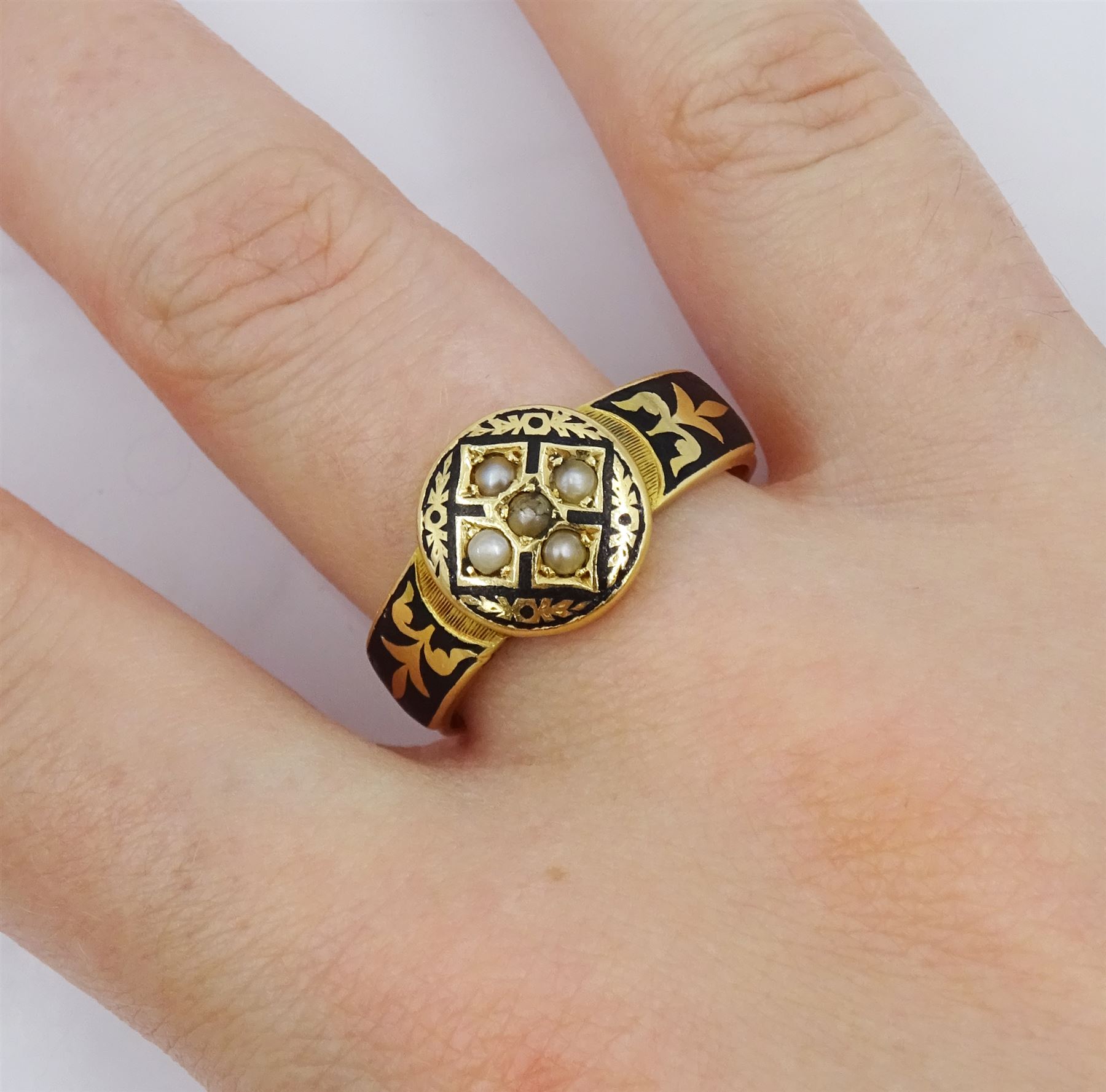 Victorian 18ct gold 'In Memory Of' memorial ring - Image 2 of 5