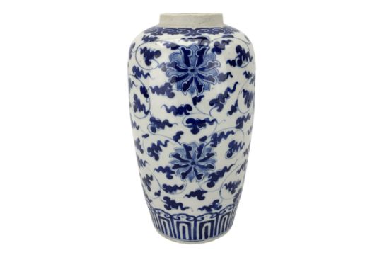 19th century Chinese porcelain vase and cover - Image 1 of 4