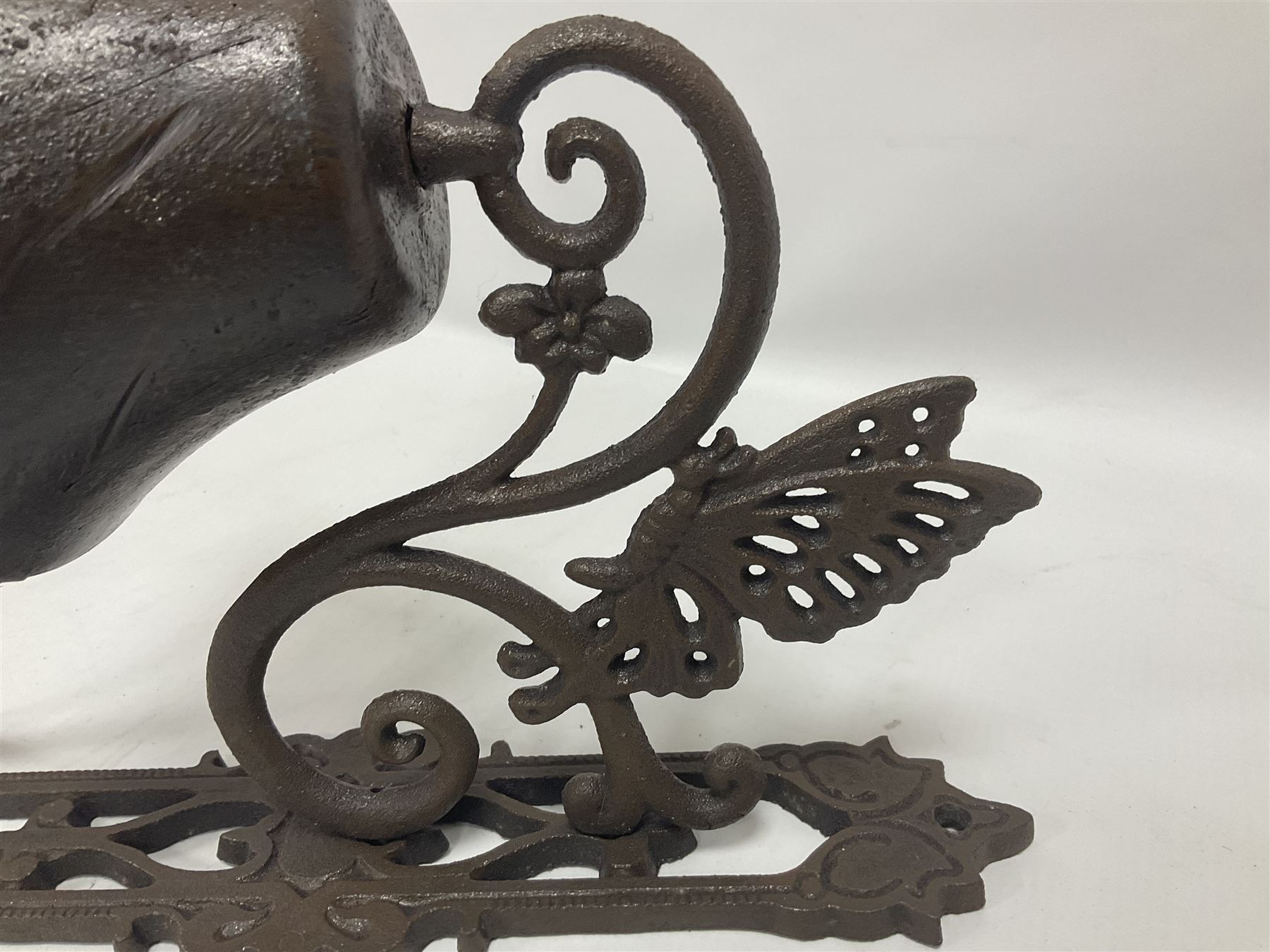 Cast iron exterior hanging garden bell with decorative butterfly bracket - Image 2 of 7