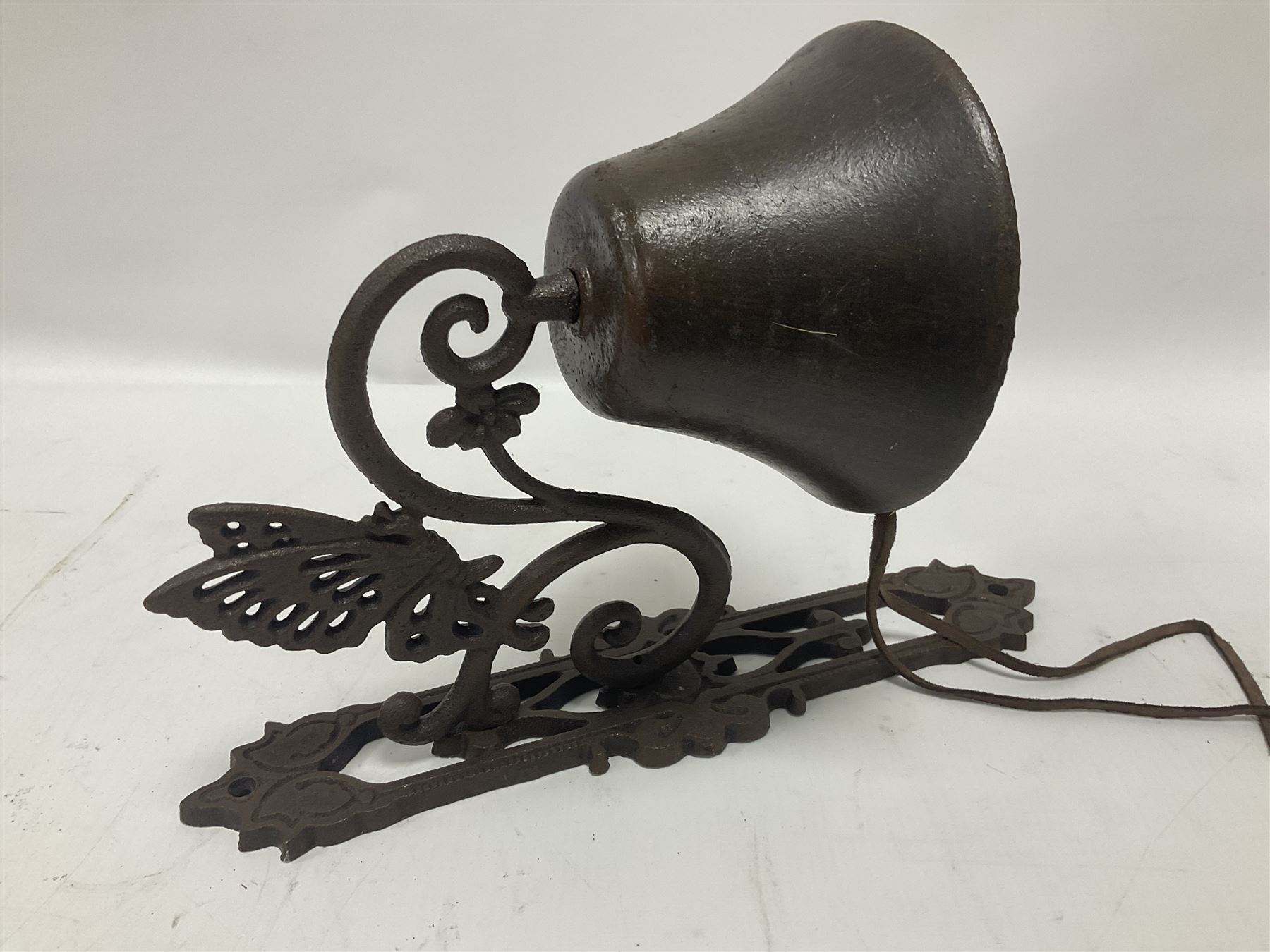 Cast iron exterior hanging garden bell with decorative butterfly bracket - Image 6 of 7