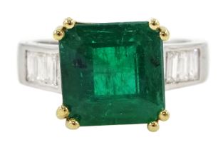 18ct white and yellow gold single stone emerald ring