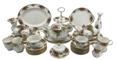 Royal Albert Old Country Roses tea and dinner service comprising six dinner plates