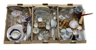 Quantity of ceramics and glassware to include trinket boxes
