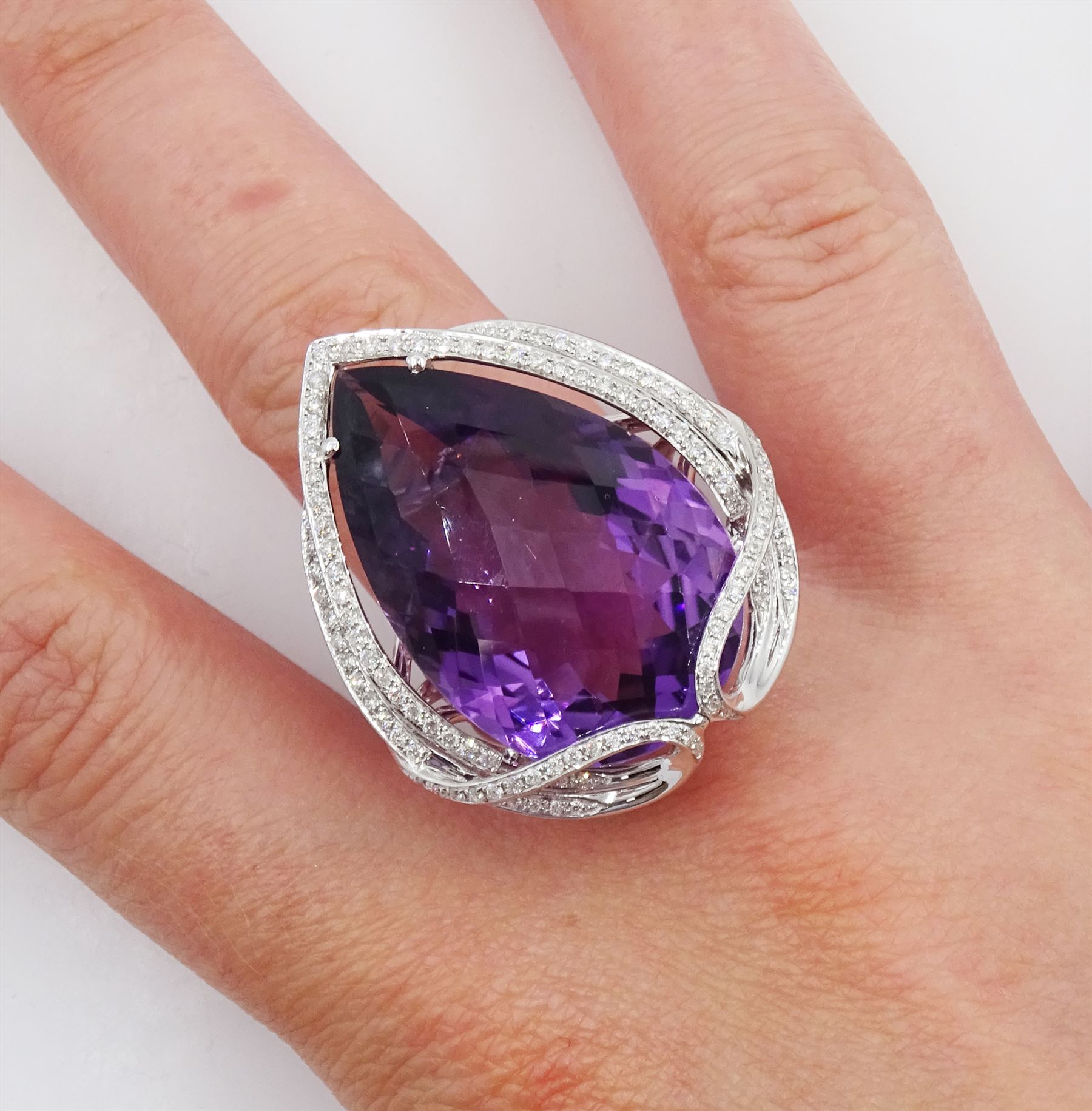 18ct white gold amethyst and diamond suite - Image 11 of 15