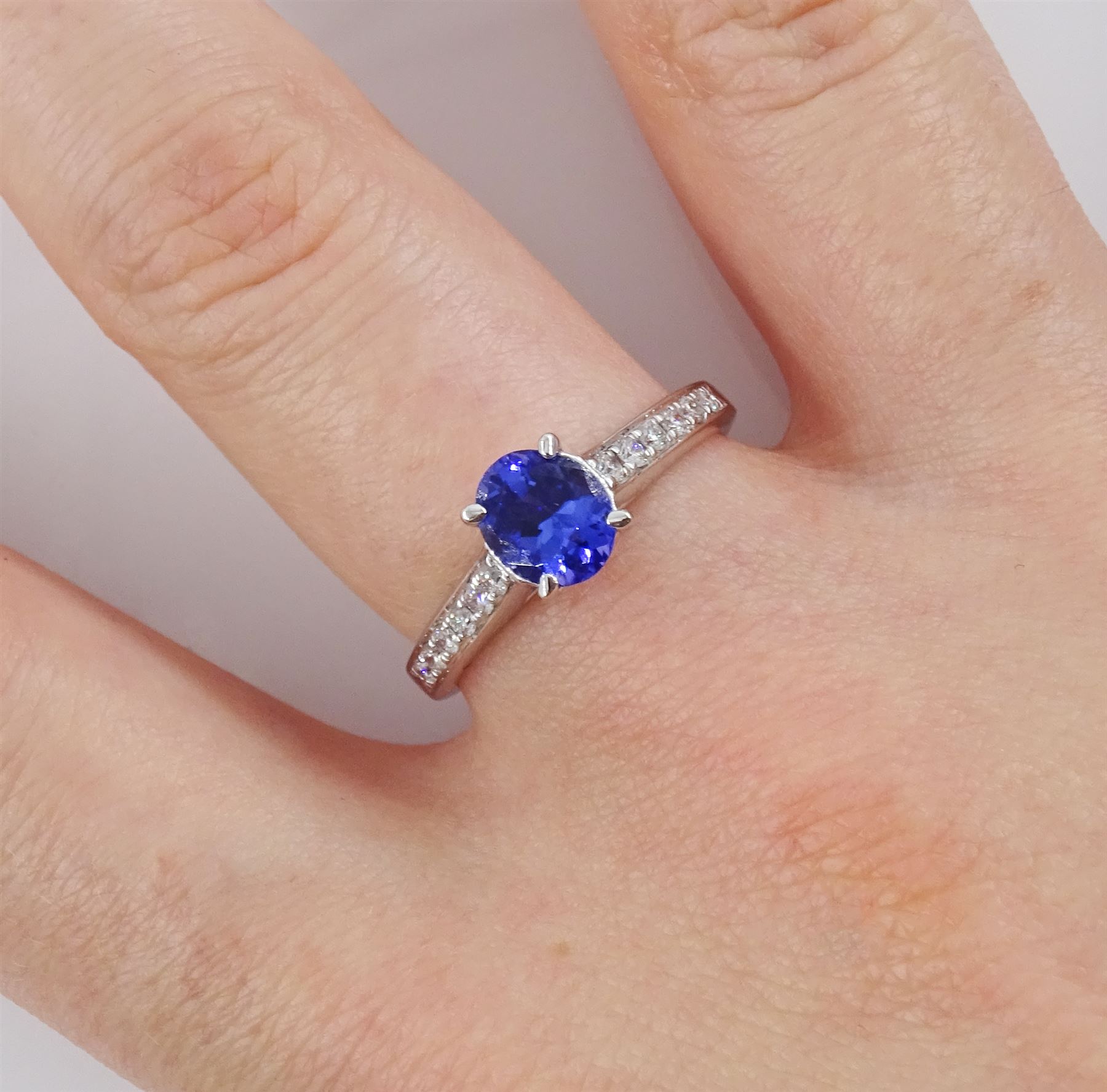 18ct white gold oval tanzanite ring - Image 2 of 4