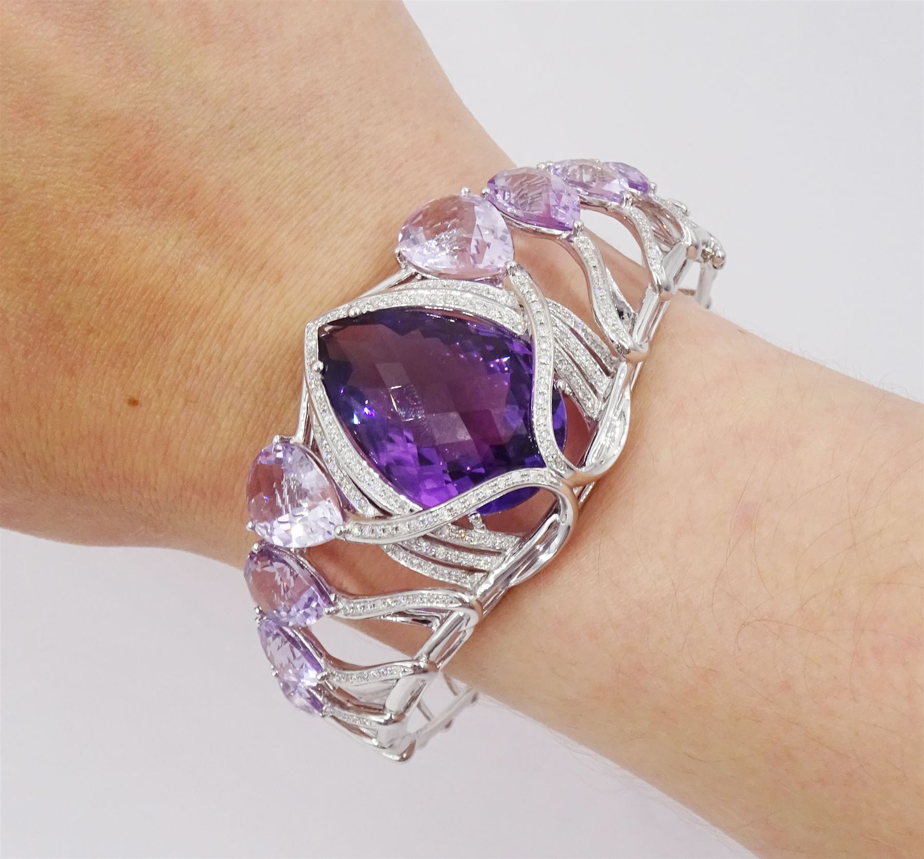 18ct white gold amethyst and diamond suite - Image 14 of 15