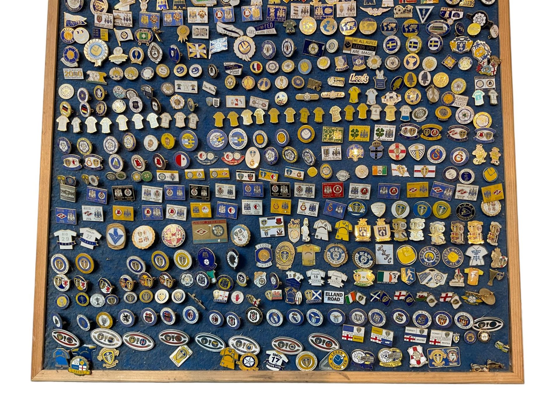 Leeds United football club - approximately six-hundred pin badges including player badges (Billy Bre - Image 3 of 3