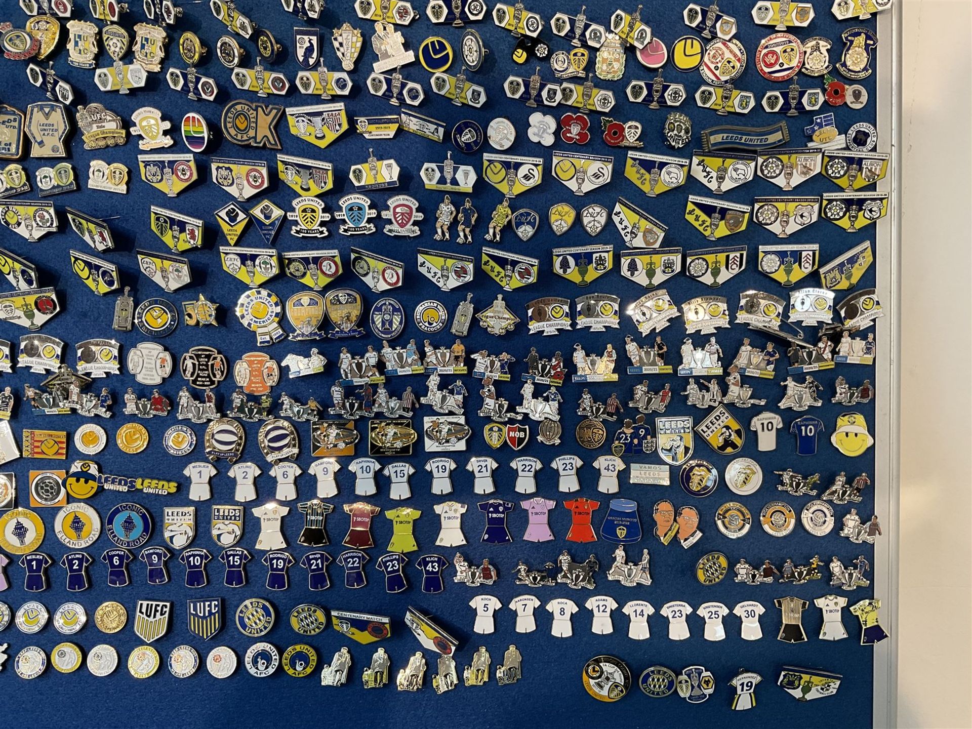 Leeds United football club - approximately six-hundred pin badges including player badges (Bamford - Image 5 of 7
