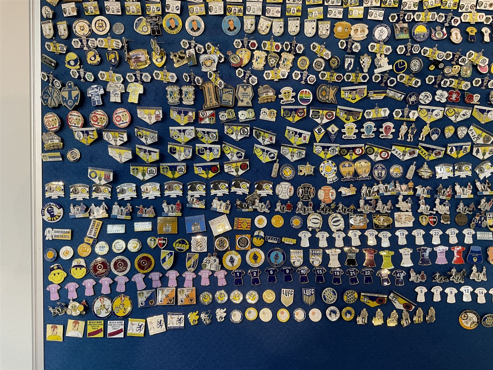 Leeds United football club - approximately six-hundred pin badges including player badges (Bamford - Image 6 of 7