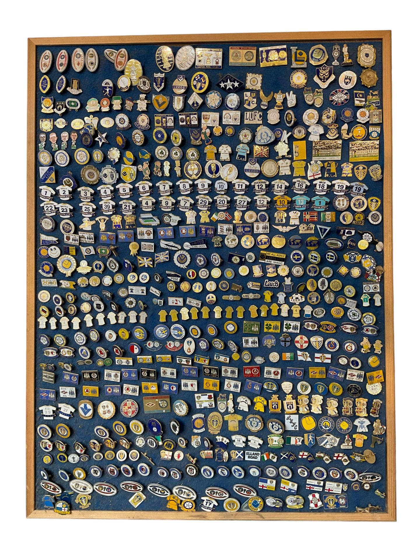 Leeds United football club - approximately six-hundred pin badges including player badges (Billy Bre