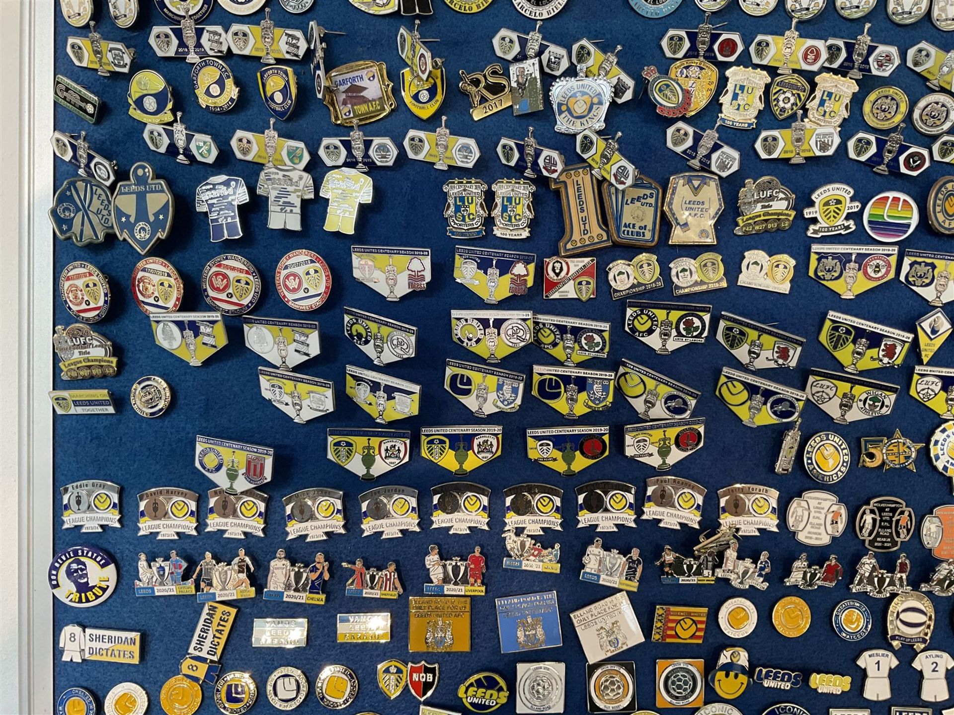 Leeds United football club - approximately six-hundred pin badges including player badges (Bamford - Image 4 of 7