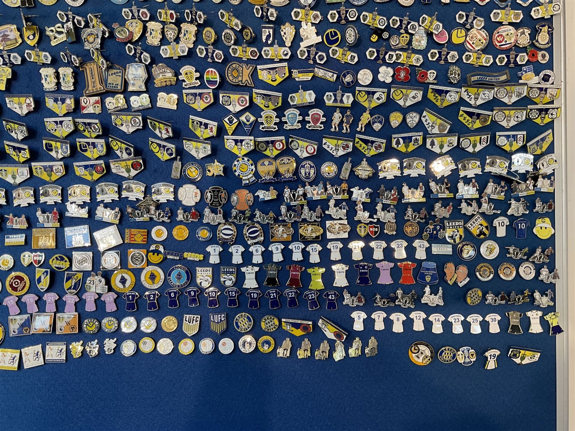 Leeds United football club - approximately six-hundred pin badges including player badges (Bamford - Image 7 of 7