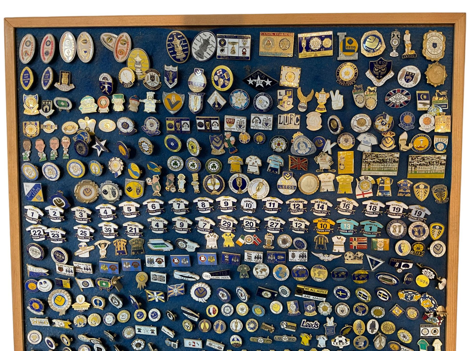 Leeds United football club - approximately six-hundred pin badges including player badges (Billy Bre - Image 2 of 3