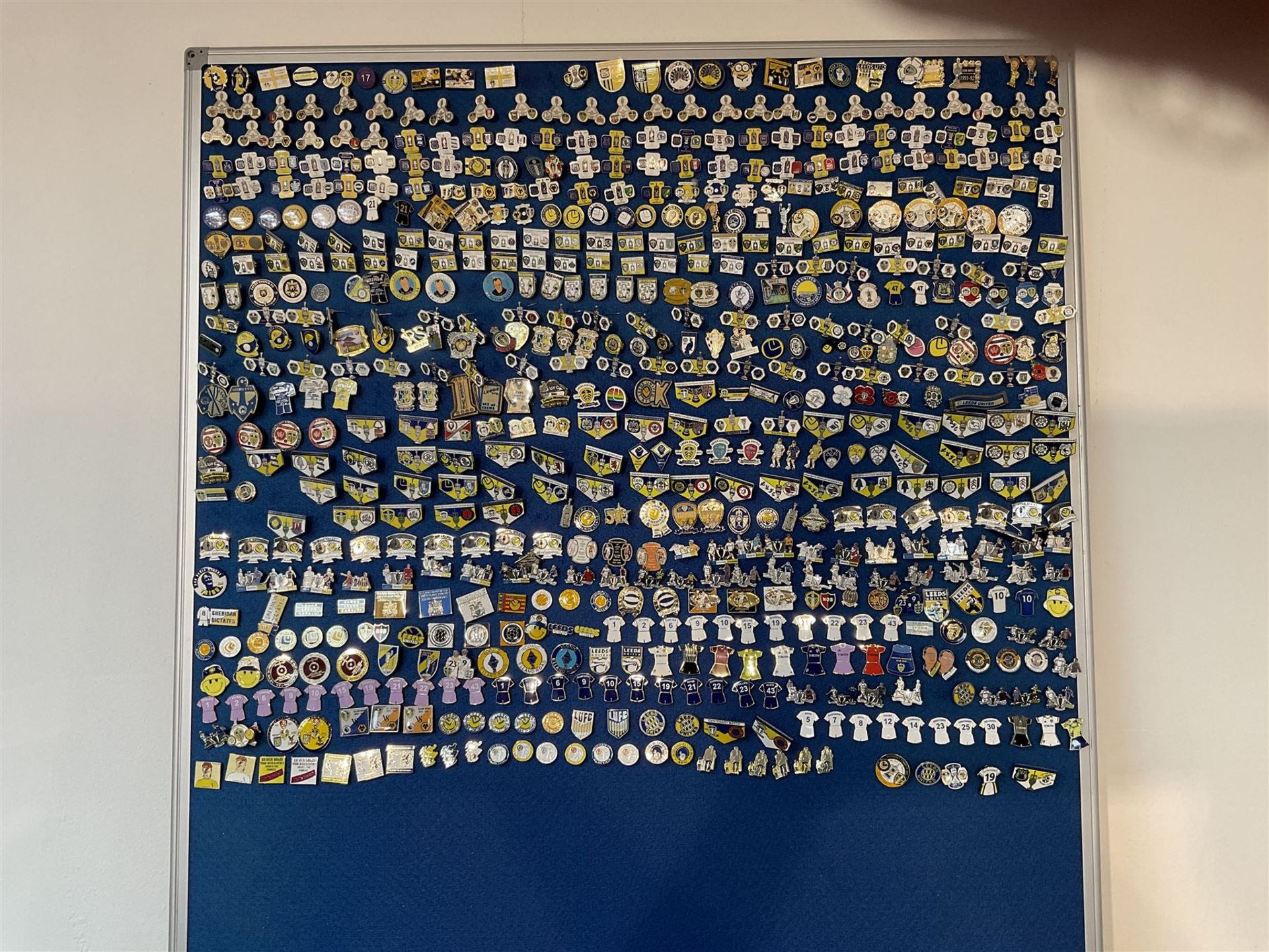 Leeds United football club - approximately six-hundred pin badges including player badges (Bamford