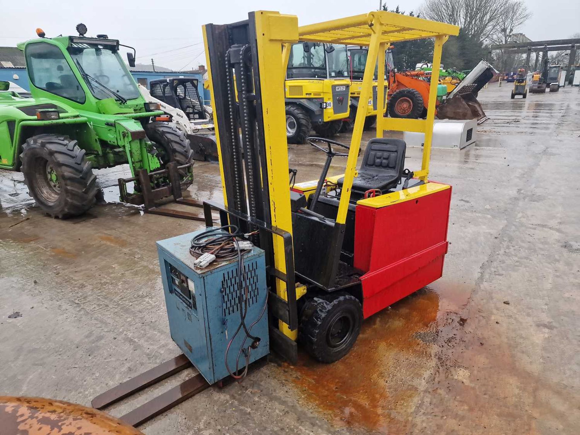 Montgomery MR310 Electric Forklift, 2 Stage Free Lift Mast, Forks, Charger (Flat Batteries)