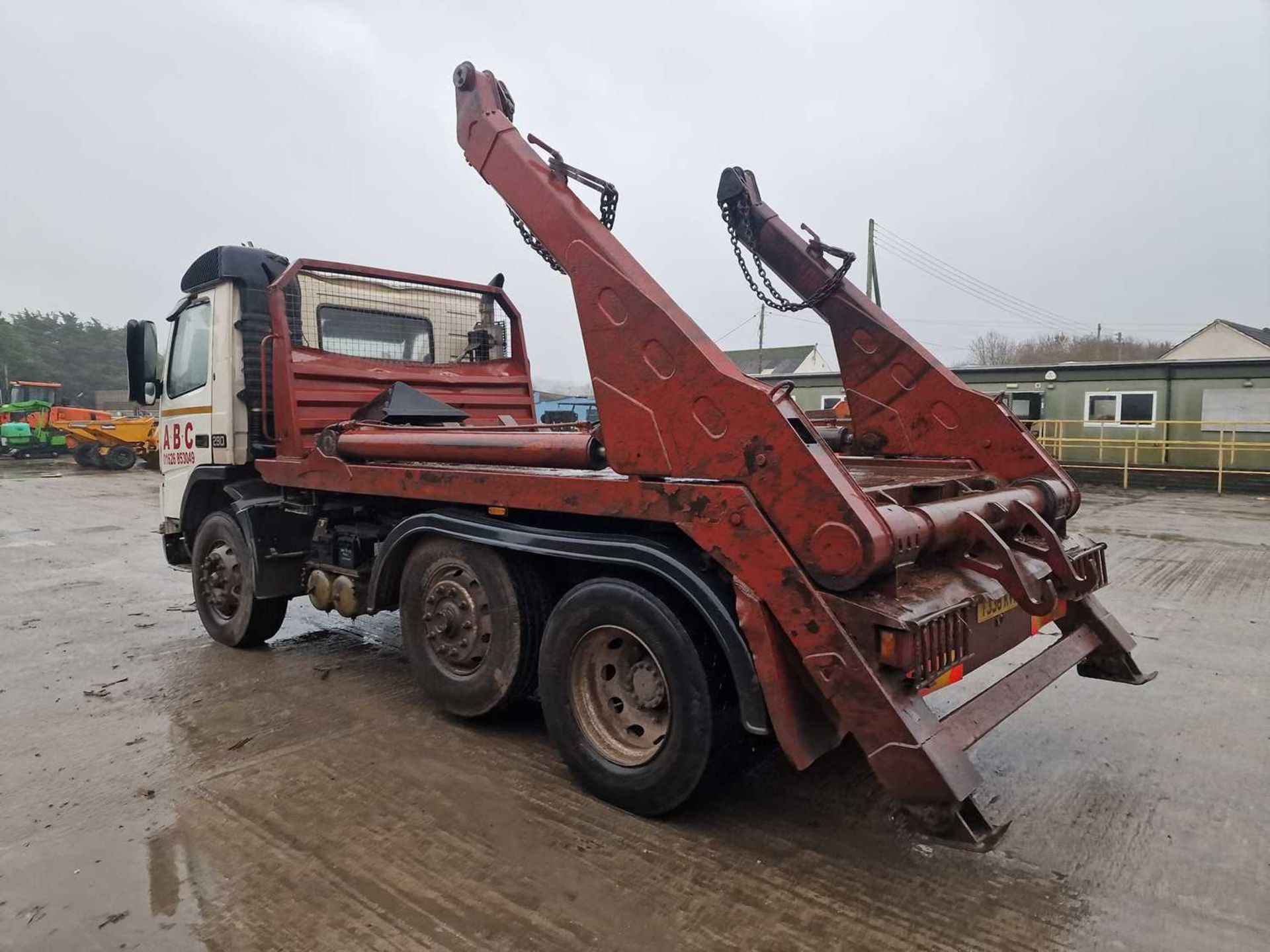 1999 Volvo FM7-290 6x2 Skip Loader Lorry, Extendable Arms, Reverse Camera, Manual Gear Box, A/C (Reg - Image 4 of 24