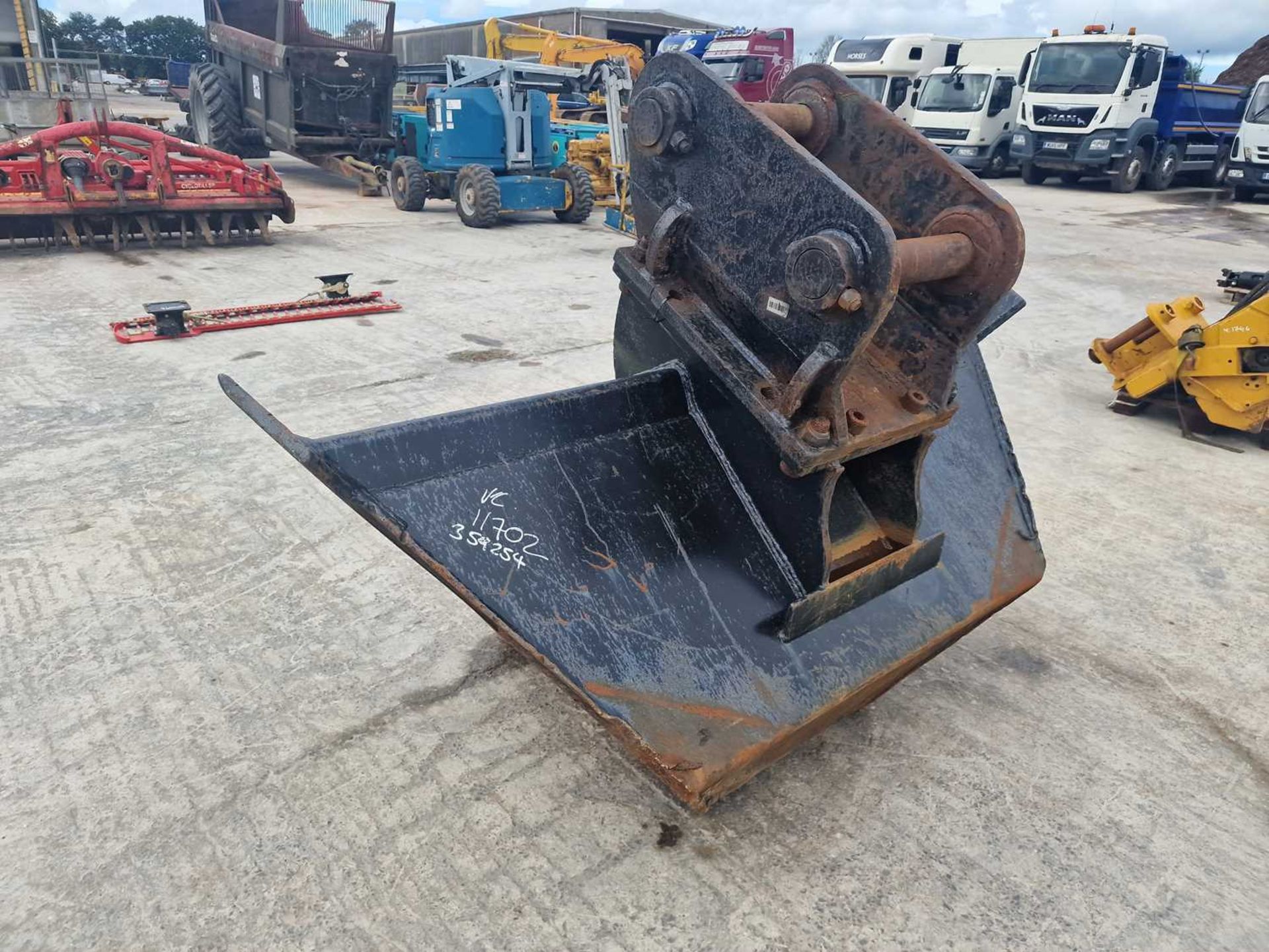 DigBits V Bucket 80mm Pin to sit 20 Ton Excavator (Pin Centre 46.5cm, Dipper Width 34cm) - Image 2 of 6