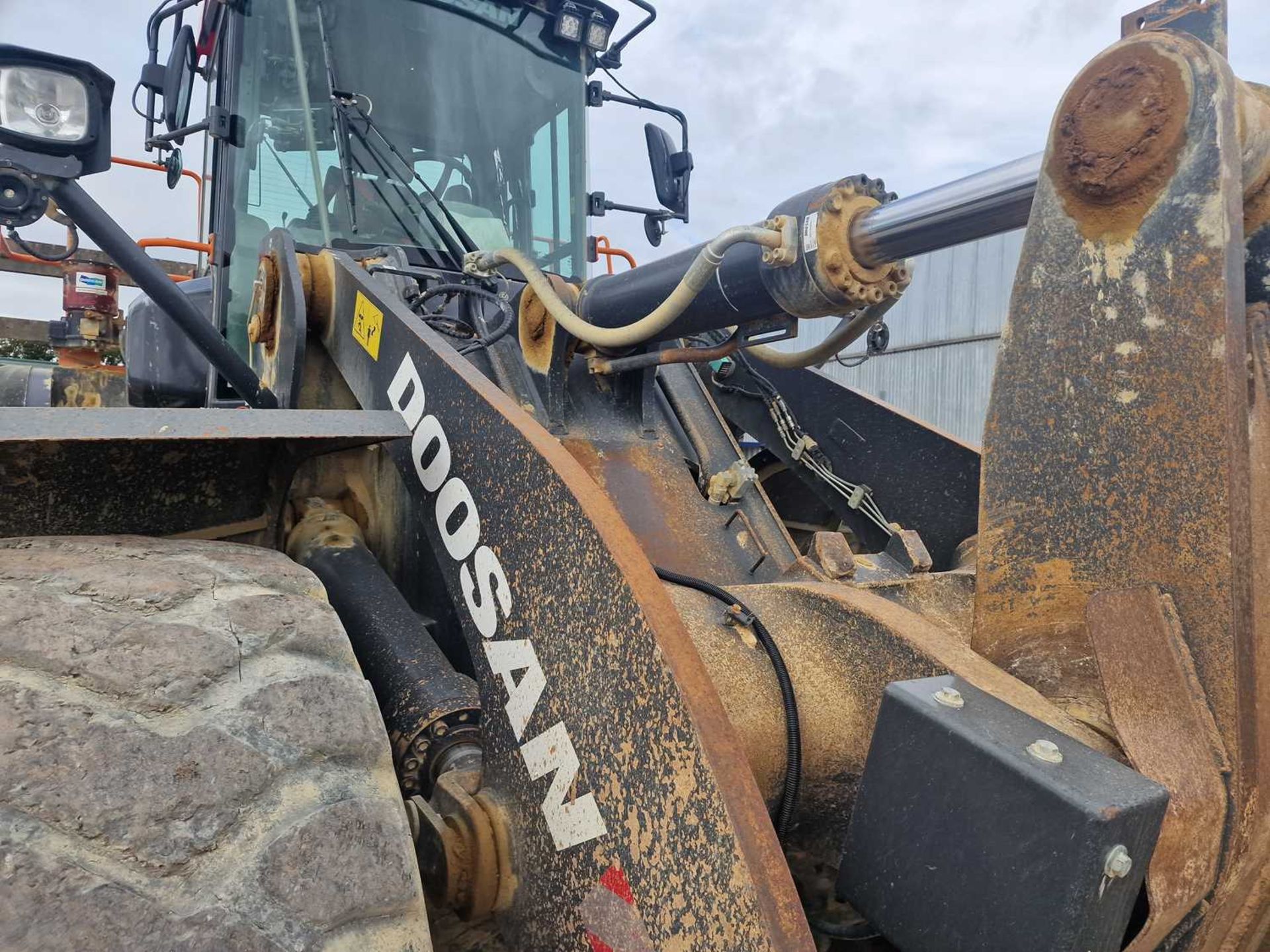 2021 Doosan DL420-7 Wheeled Loader, Reverse Camera, Joystick Controls, Auto Lube, WLI, A/C - Image 37 of 54