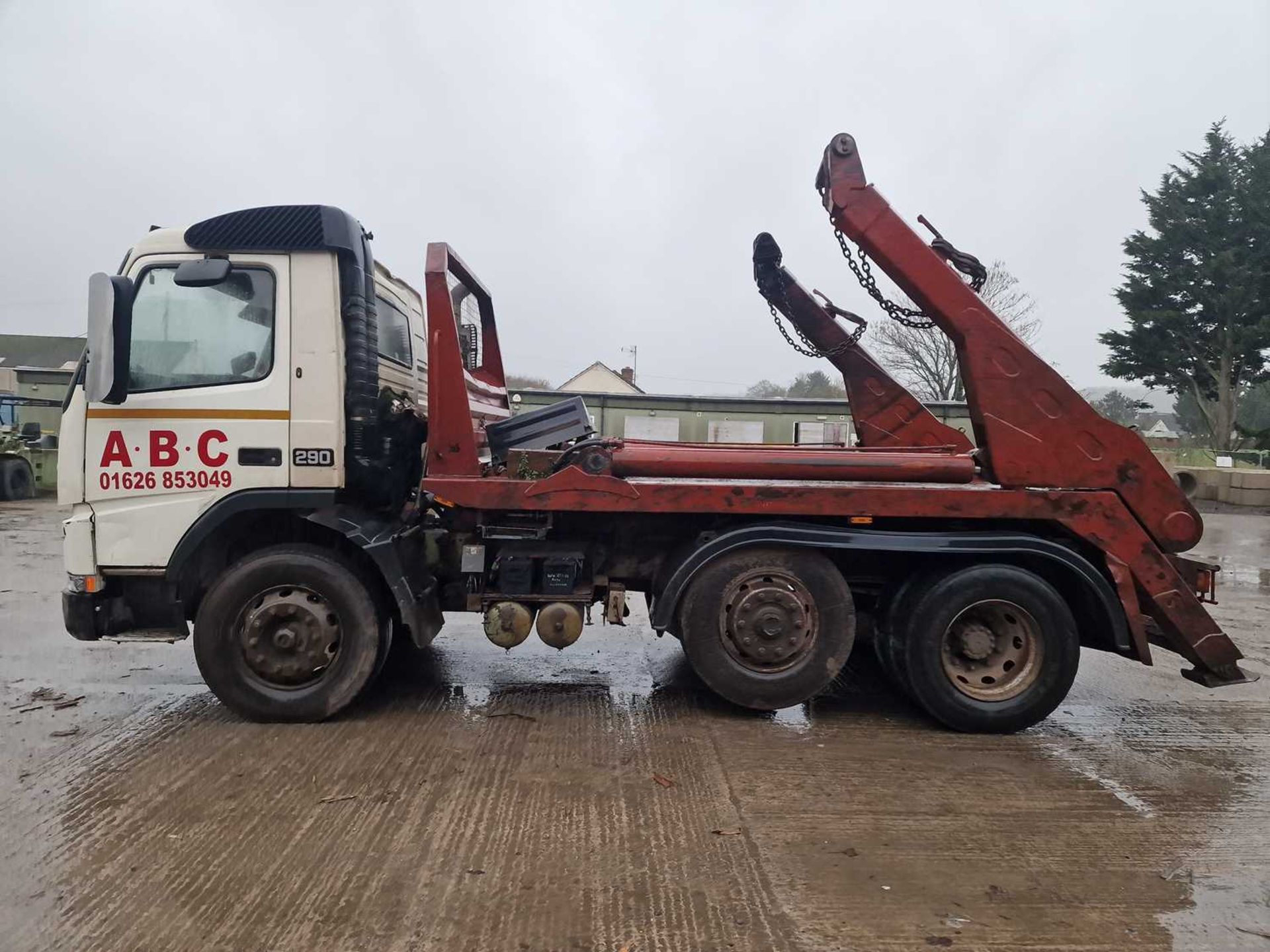 1999 Volvo FM7-290 6x2 Skip Loader Lorry, Extendable Arms, Reverse Camera, Manual Gear Box, A/C (Reg - Image 3 of 24