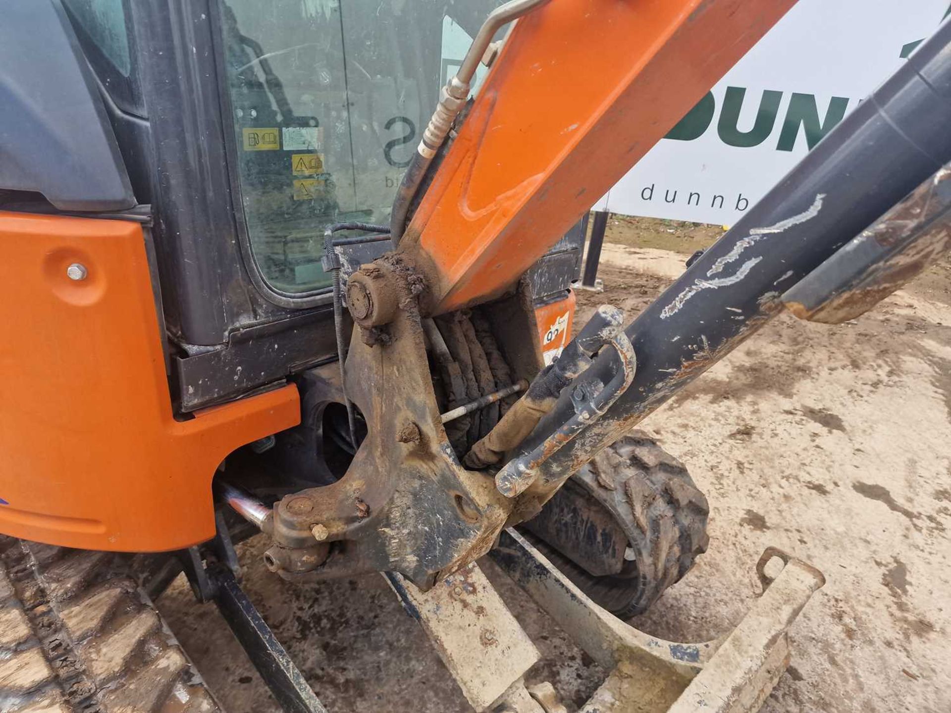 2019 Hitachi ZX26U-6 Rubber Tracks, Blade, Offset, Whites Manual QH, Piped - Image 44 of 64