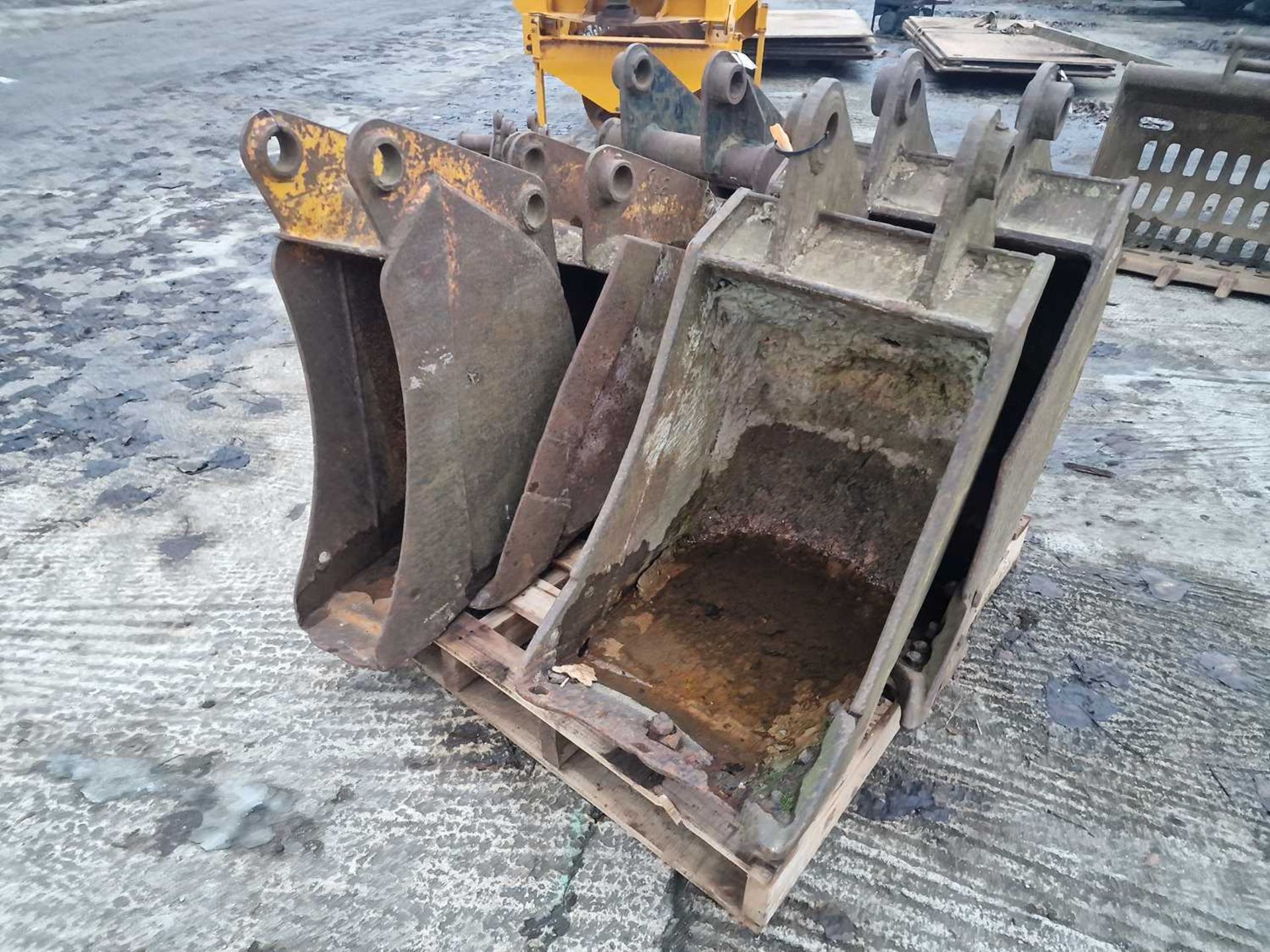 JCB Bucket 45mm Pin to suit 3CX (5 of)