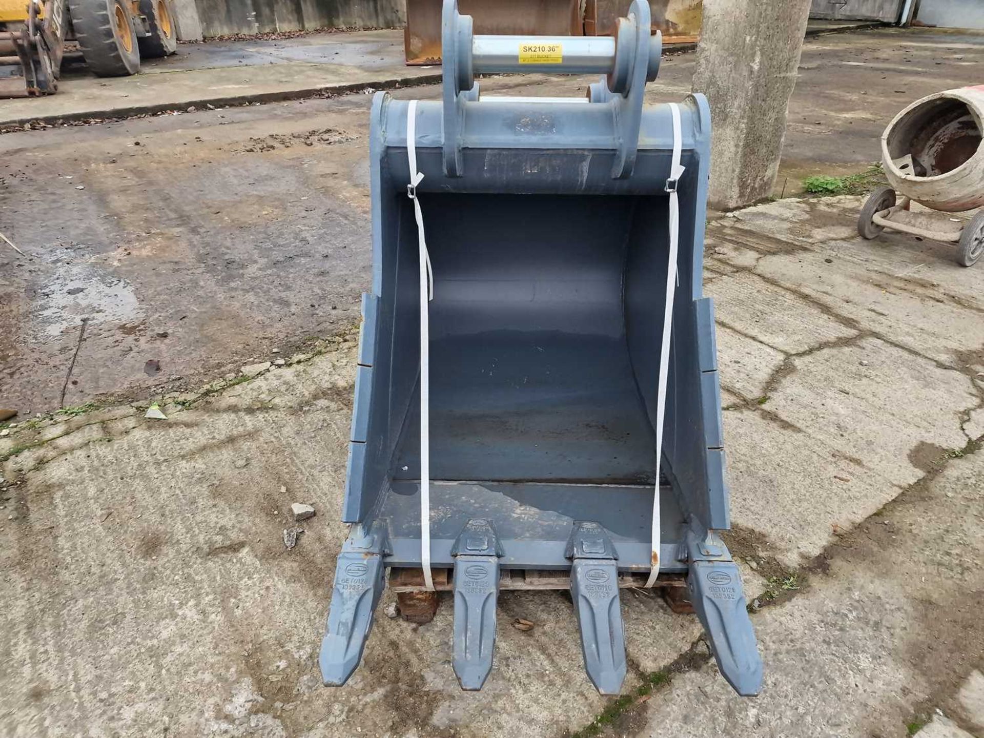 Unused Strickland 36" Digging Bucket 80mm Pin to suit 20 Ton Excavator (Pin Centre 44cm, Dipper Widt - Image 5 of 7