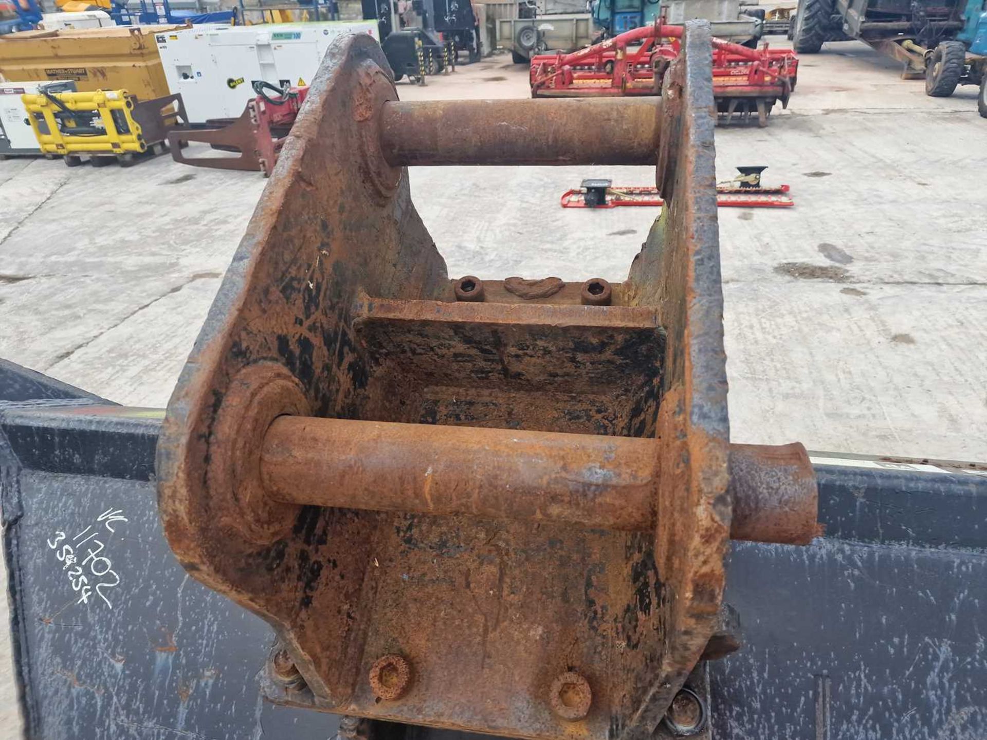 DigBits V Bucket 80mm Pin to sit 20 Ton Excavator (Pin Centre 46.5cm, Dipper Width 34cm) - Image 6 of 6