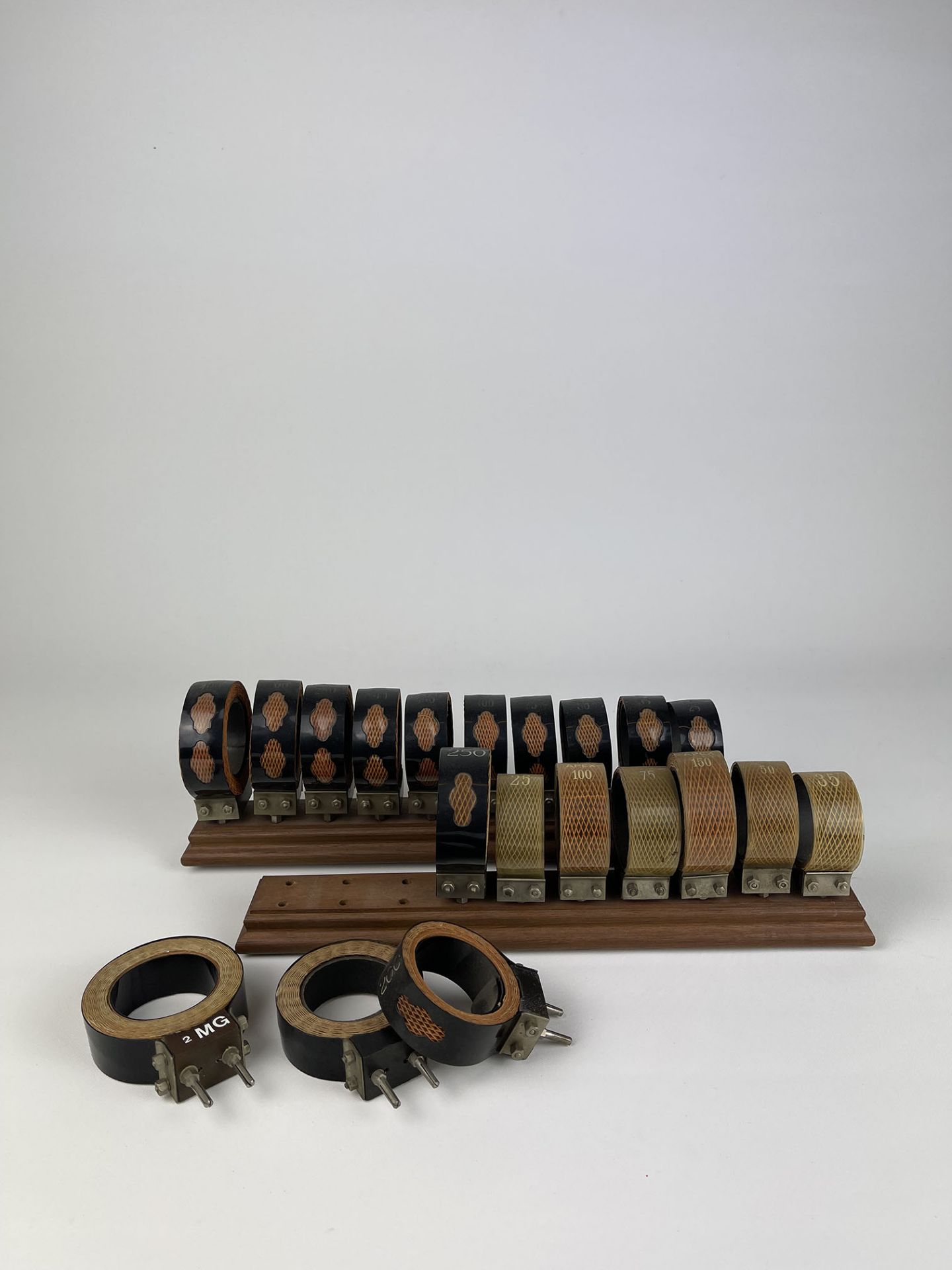 A lot of 20 Original Honeycomb Coils in Wooden Holders, ca. 1920 - Bild 6 aus 7