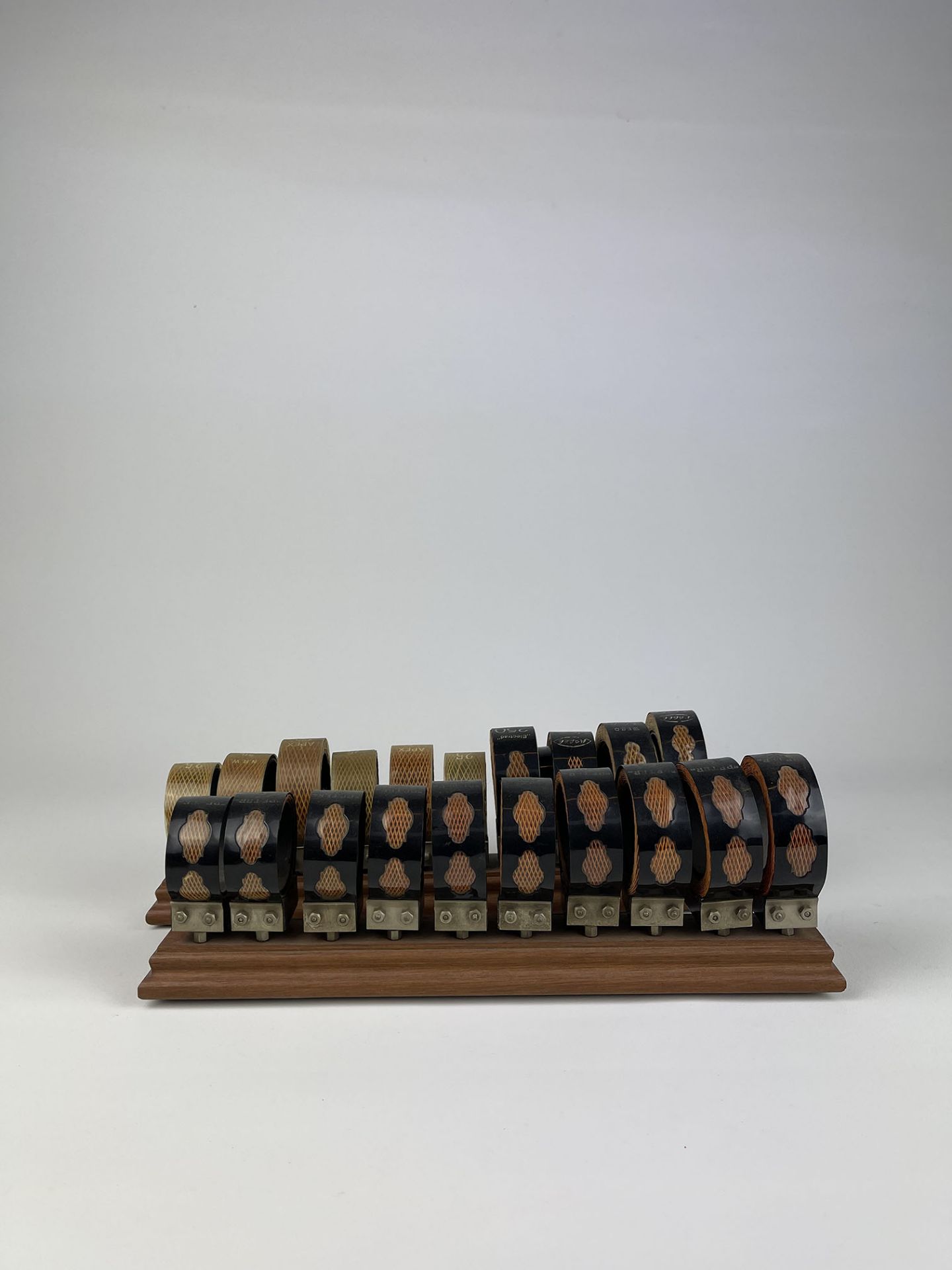 A lot of 20 Original Honeycomb Coils in Wooden Holders, ca. 1920 - Bild 4 aus 7