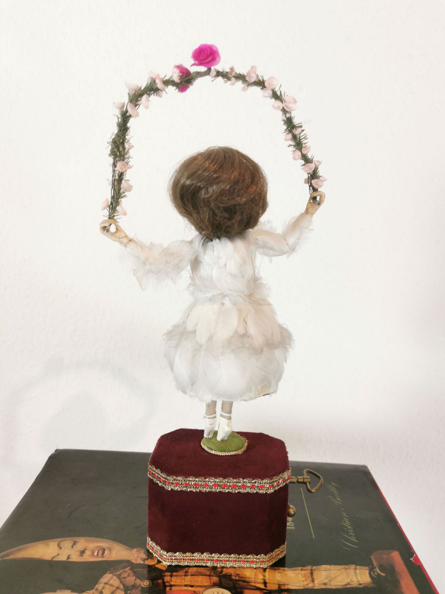 Small Ballerina Automaton with Flower Ring - Bild 5 aus 6