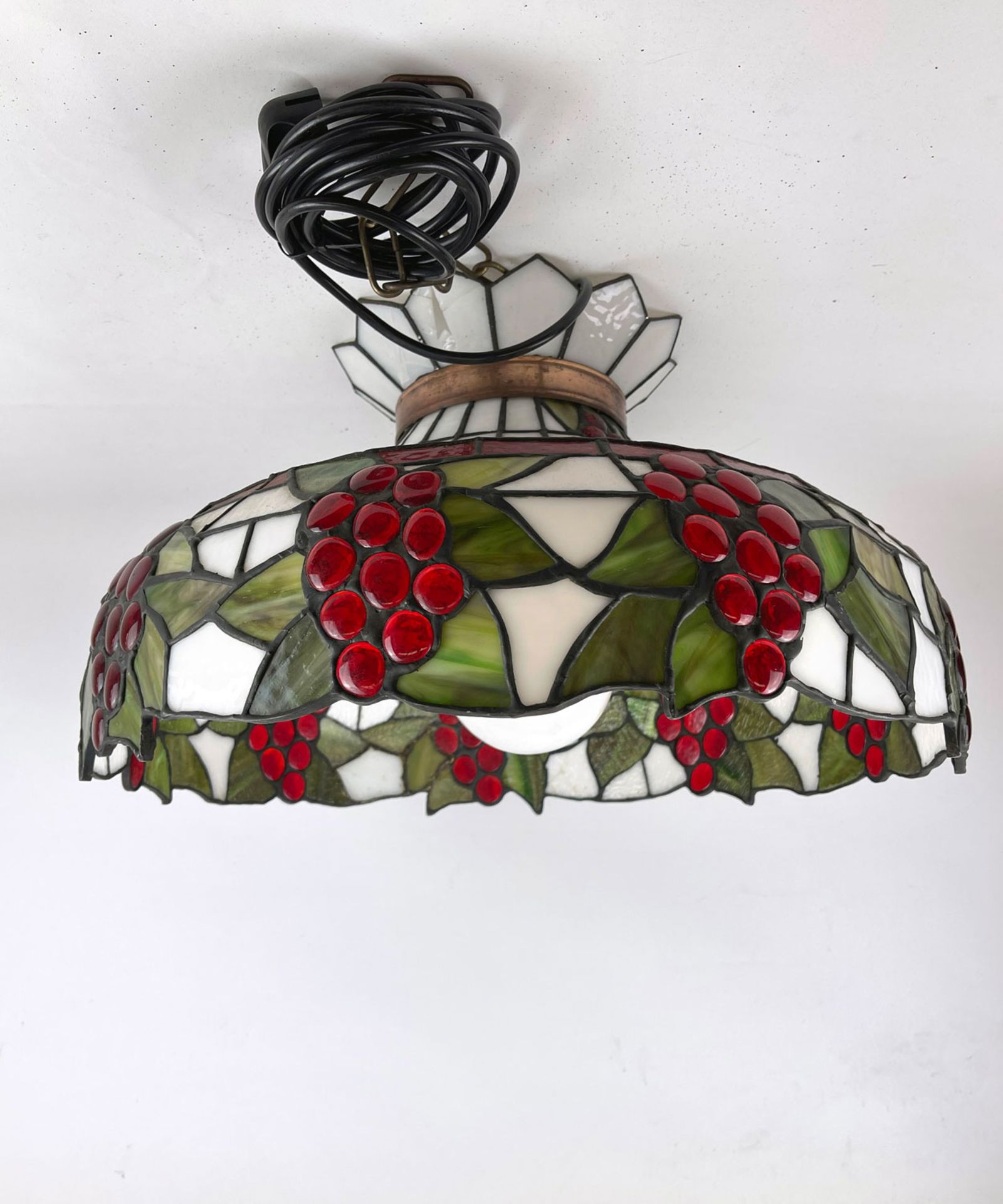 Tiffany Style Hanging Ceiling Lamp with Grape Motif - Bild 4 aus 5