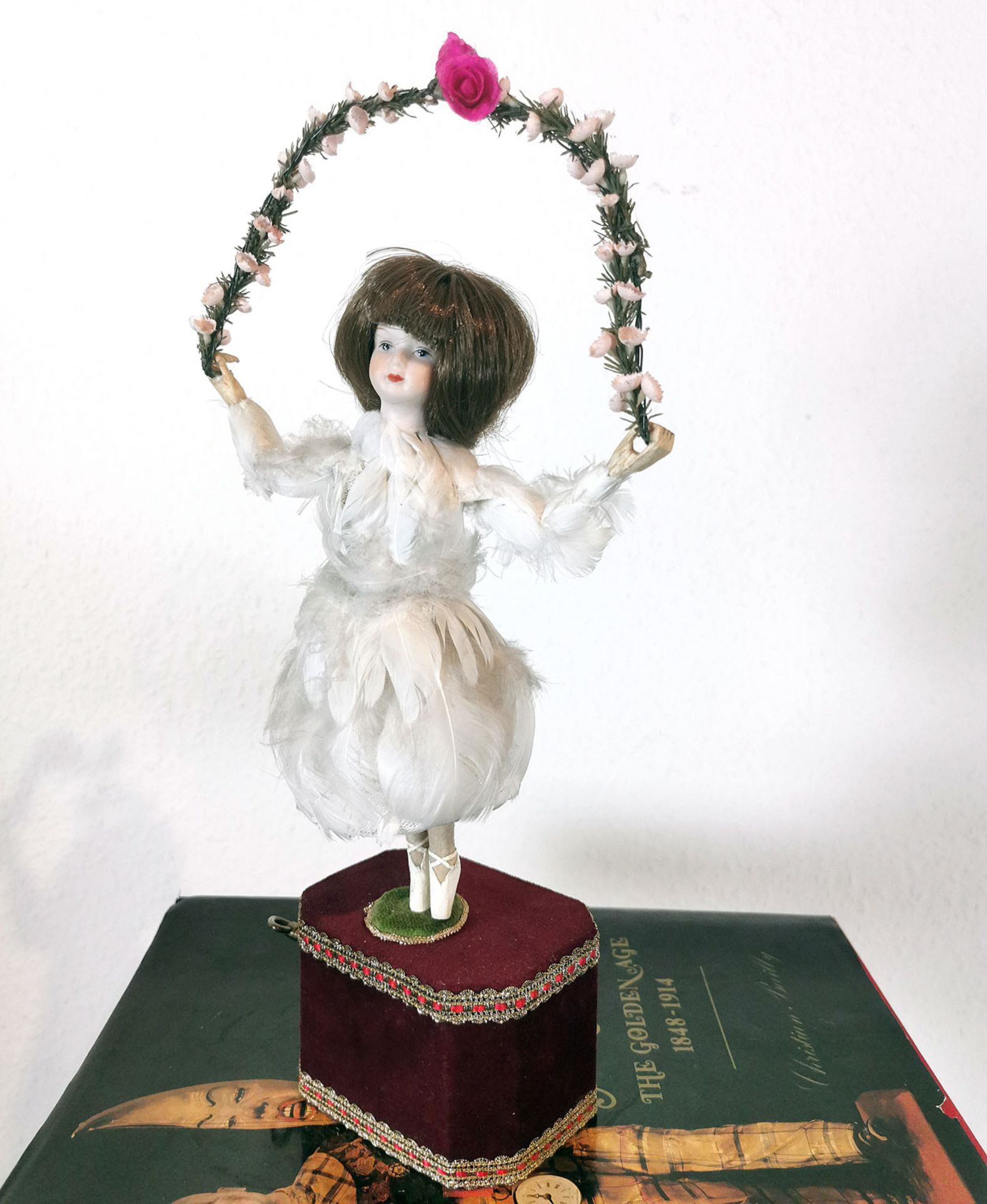 Small Ballerina Automaton with Flower Ring - Bild 3 aus 6