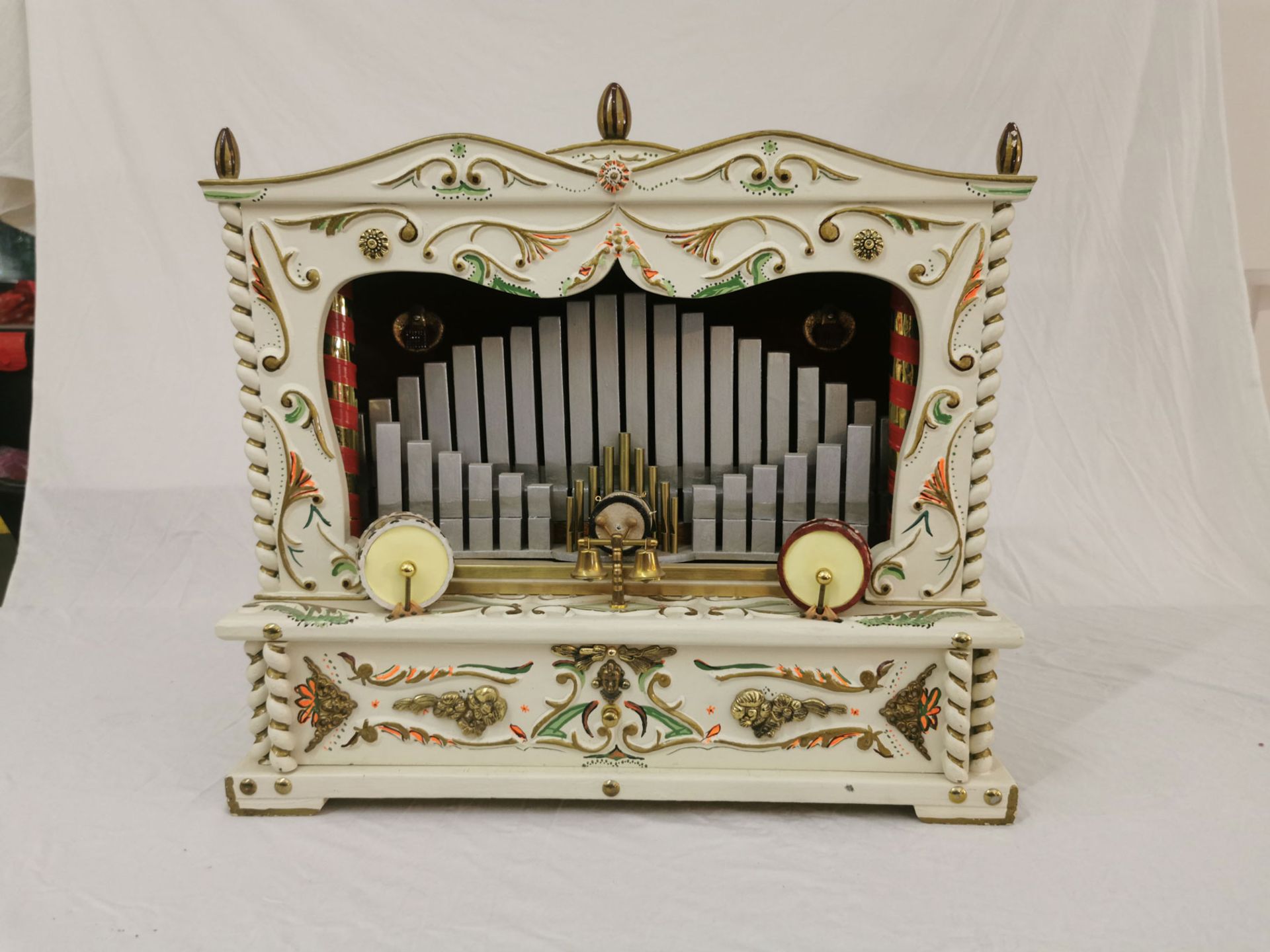 White Organ Scale Model - Image 2 of 2