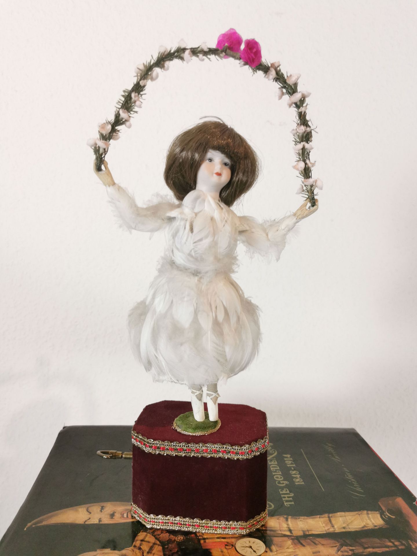Small Ballerina Automaton with Flower Ring - Bild 2 aus 6