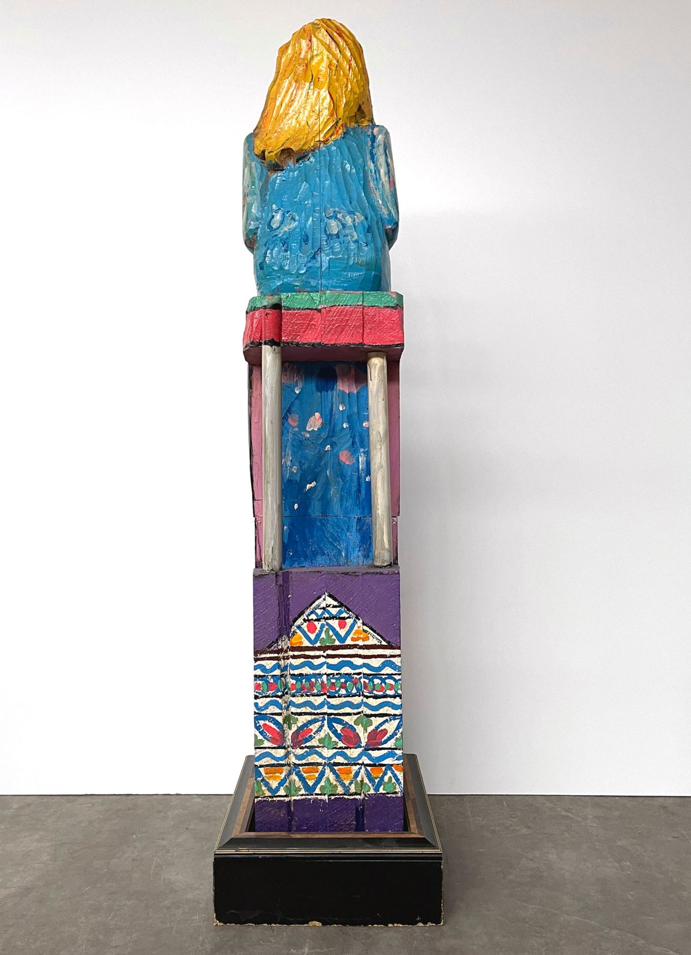 Wooden Statue Depicting a Woman on a Chair with Cocktail - Bild 5 aus 10