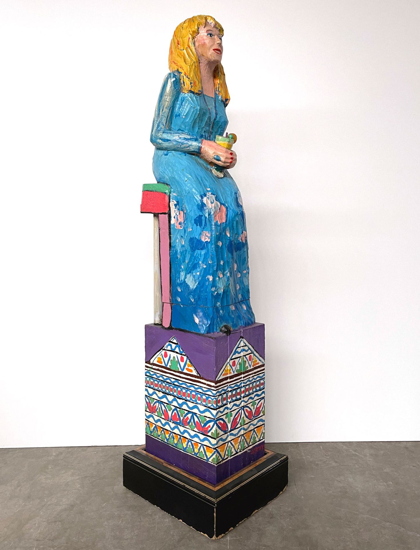 Wooden Statue Depicting a Woman on a Chair with Cocktail - Bild 2 aus 10