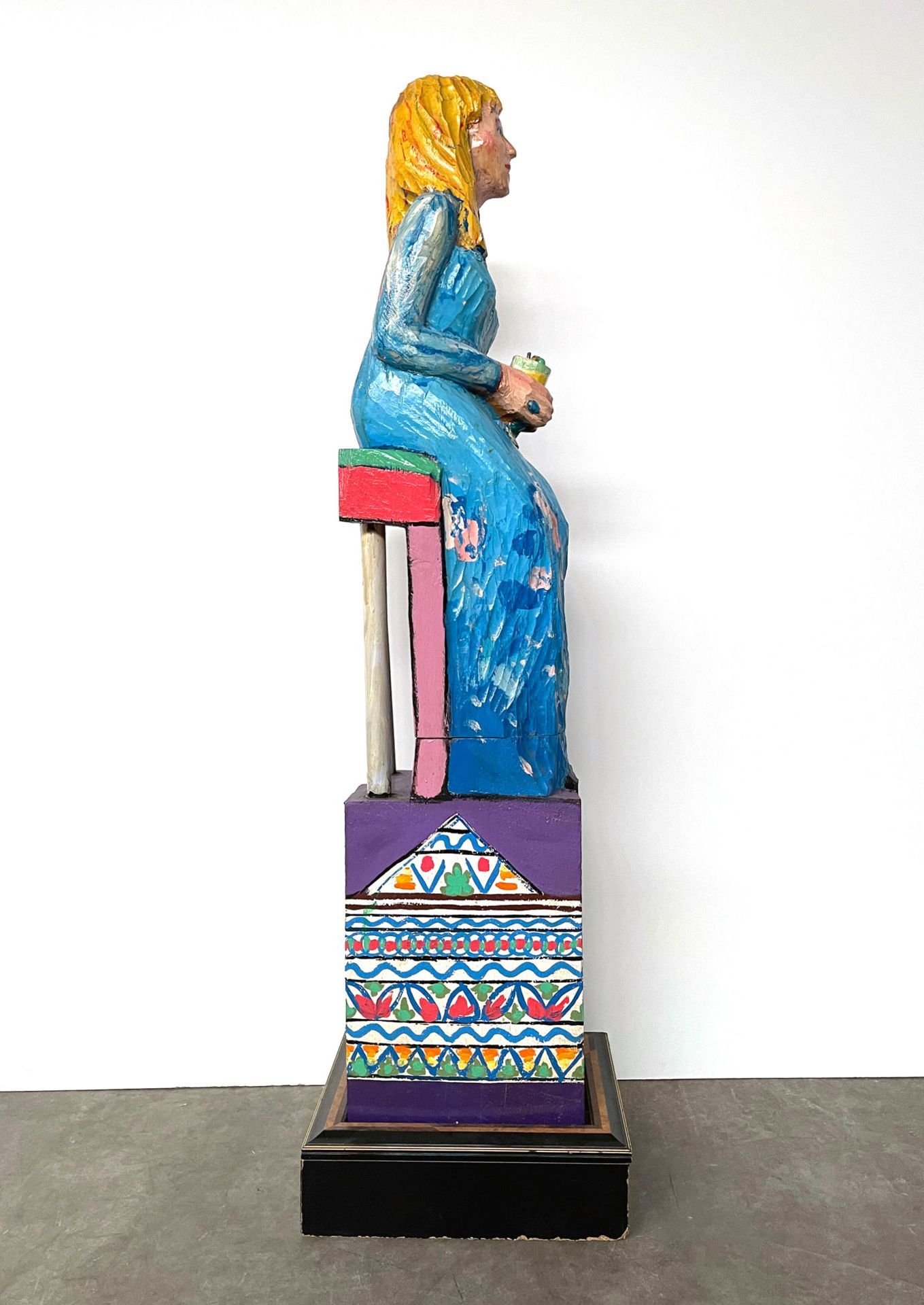 Wooden Statue Depicting a Woman on a Chair with Cocktail - Bild 3 aus 10