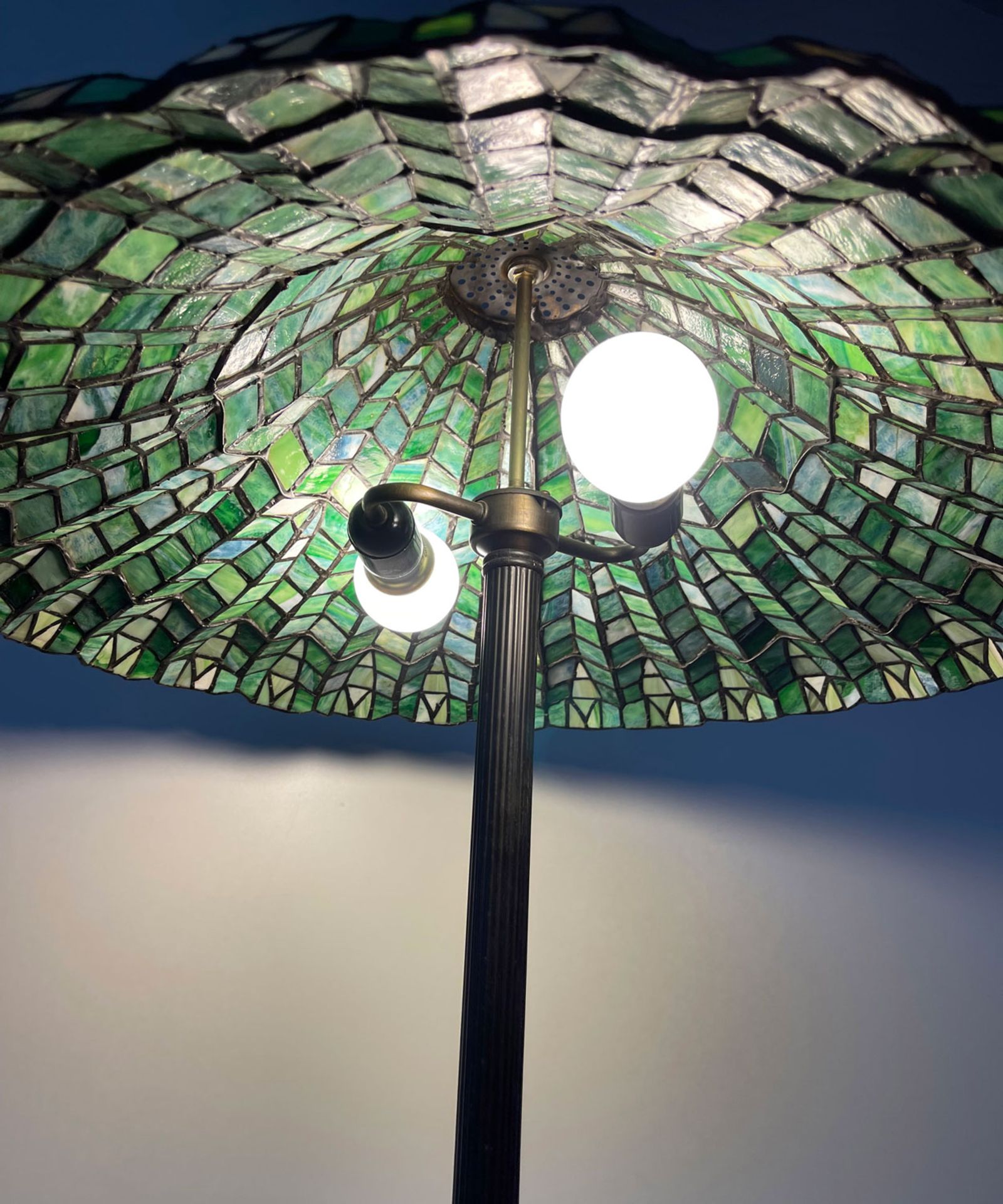Tiffany Style Standing Floor Lamp with Metal Base - Bild 4 aus 5