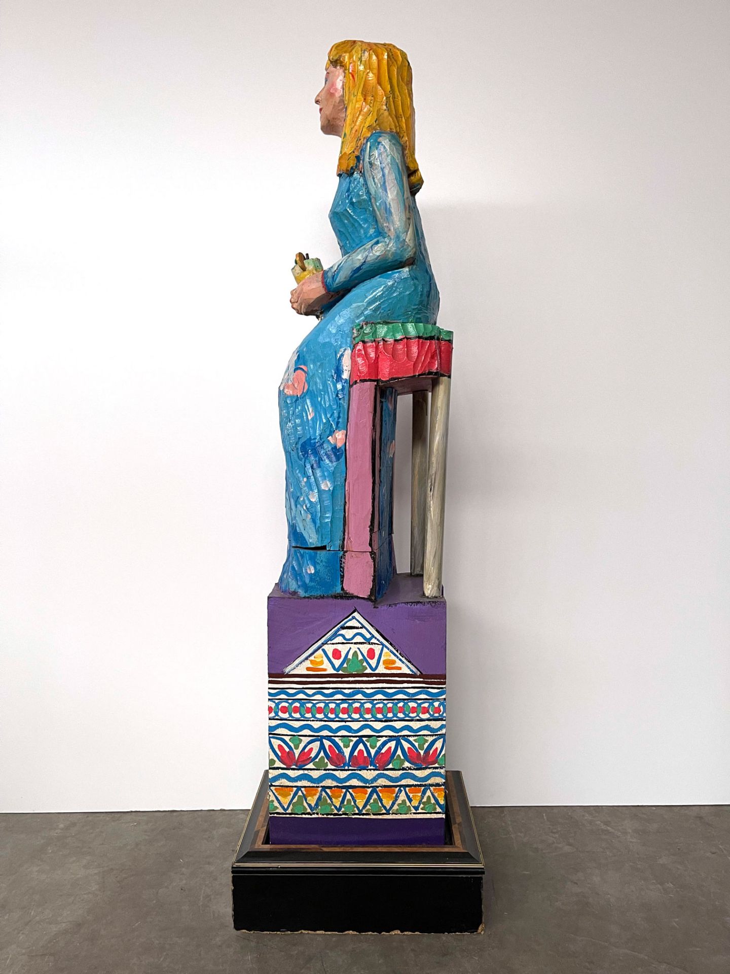 Wooden Statue Depicting a Woman on a Chair with Cocktail - Bild 7 aus 10