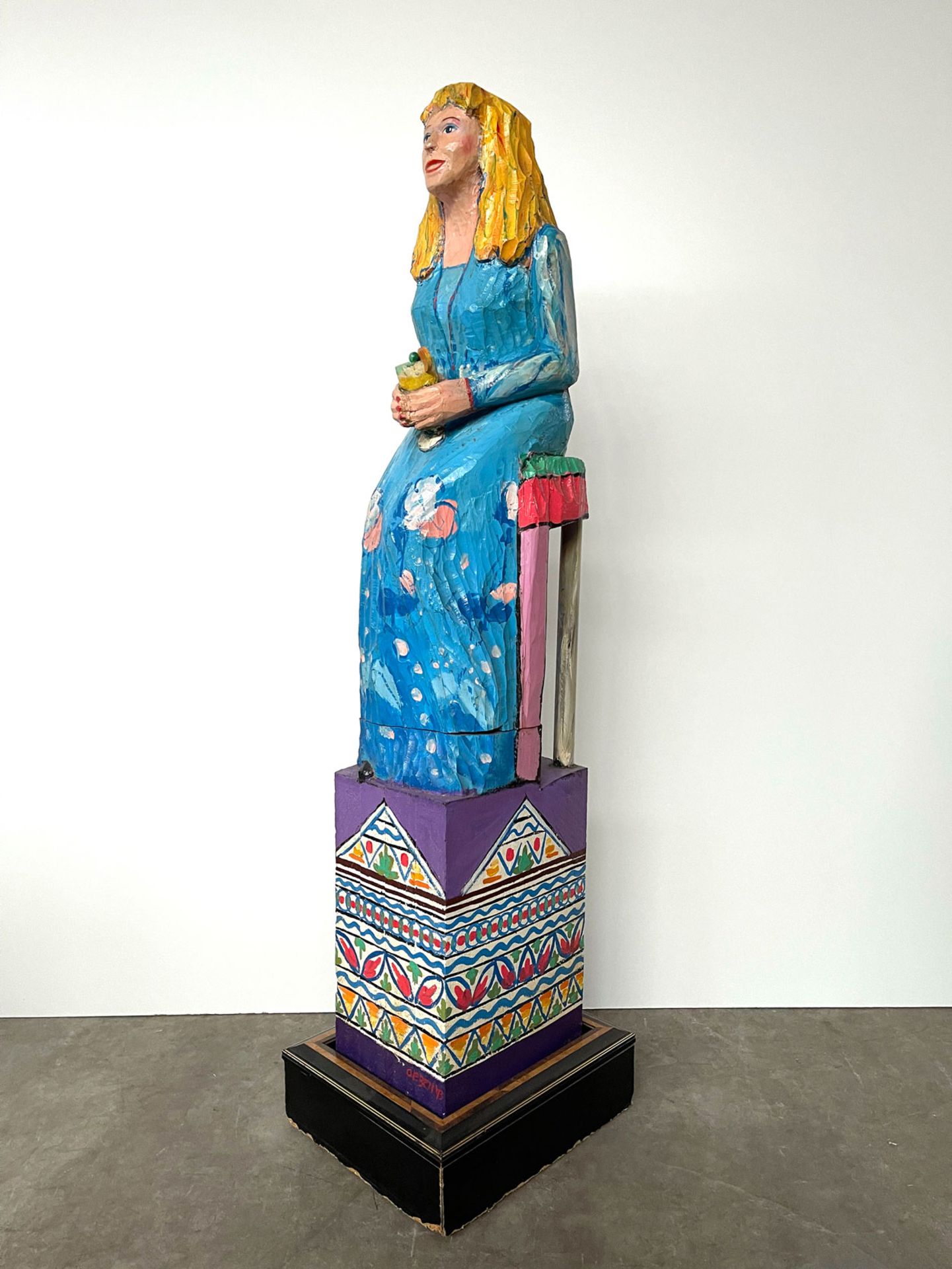 Wooden Statue Depicting a Woman on a Chair with Cocktail - Bild 8 aus 10
