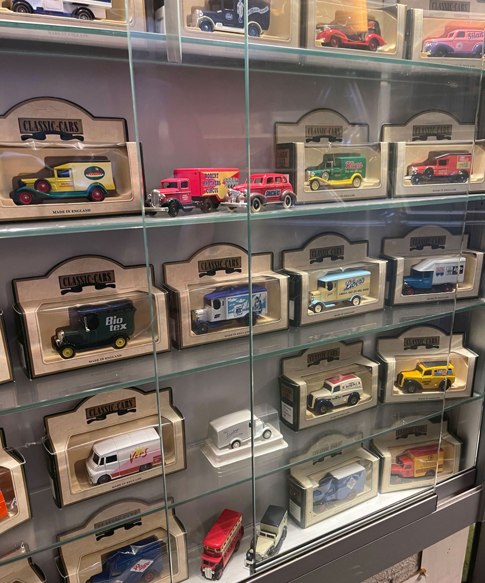 Showcase with 42 various miniature cars - Image 15 of 16