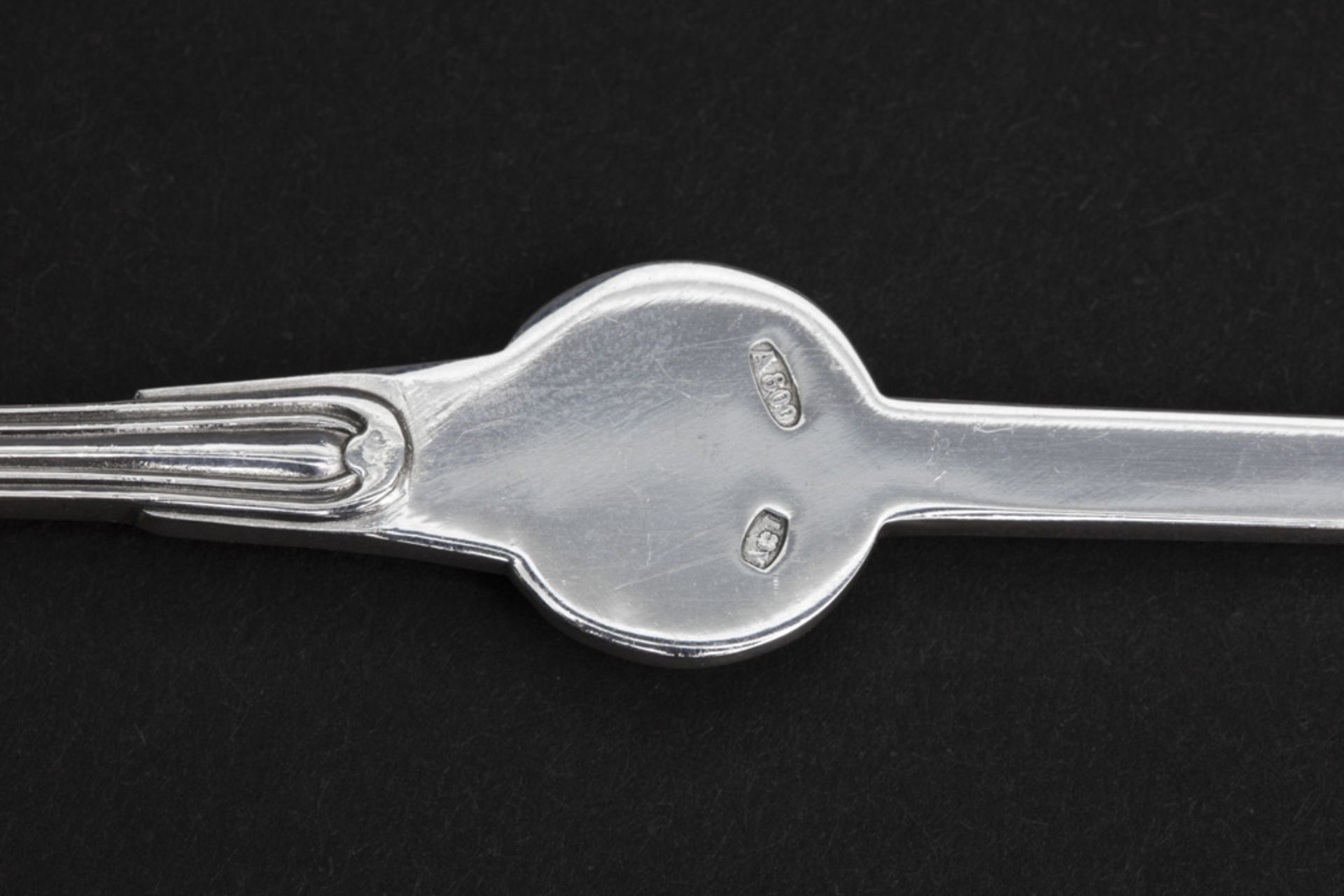 set of 96 pieces of cutlery in marked silver - in six cases || 96-delig bestek met schelpmotief in - Image 3 of 3