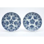 pair of 18th Cent. pancake plates in ceramic from Delft with a blue-white flowers decor || Paar