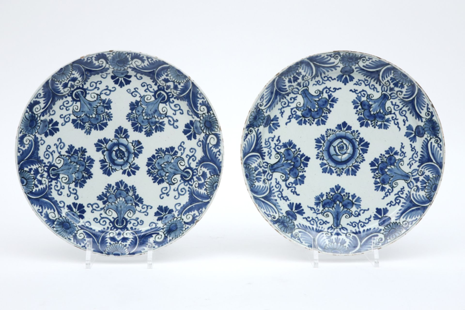 pair of 18th Cent. pancake plates in ceramic from Delft with a blue-white flowers decor || Paar