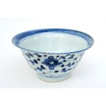 antique Chinese bowl in porcelain with blue-white decor with flowers || Antieke Chinese bowl in