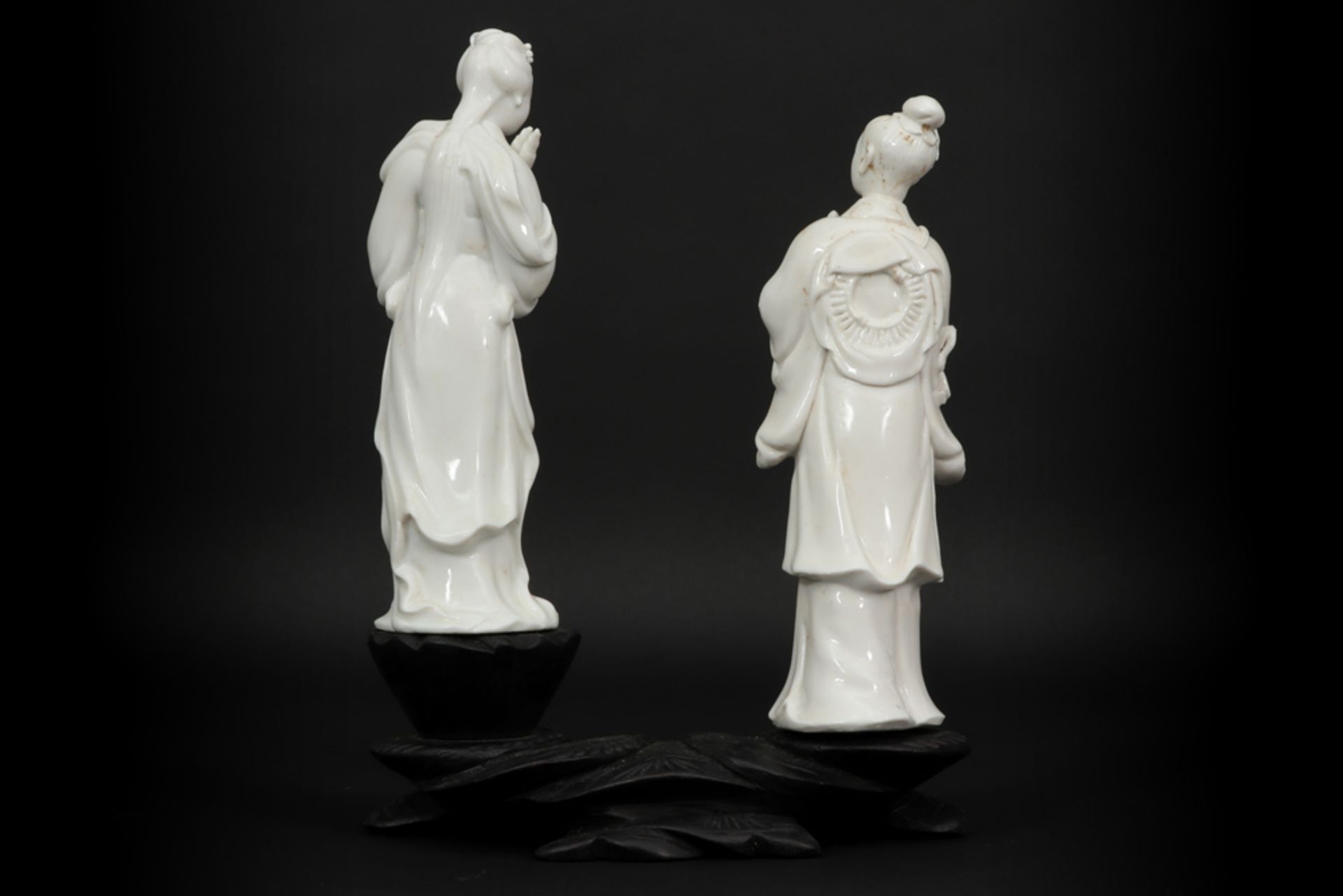 three Chinese Cultural Revolution period groups of figures in "blanc de Chine" - porcelain || Drie - Image 3 of 7