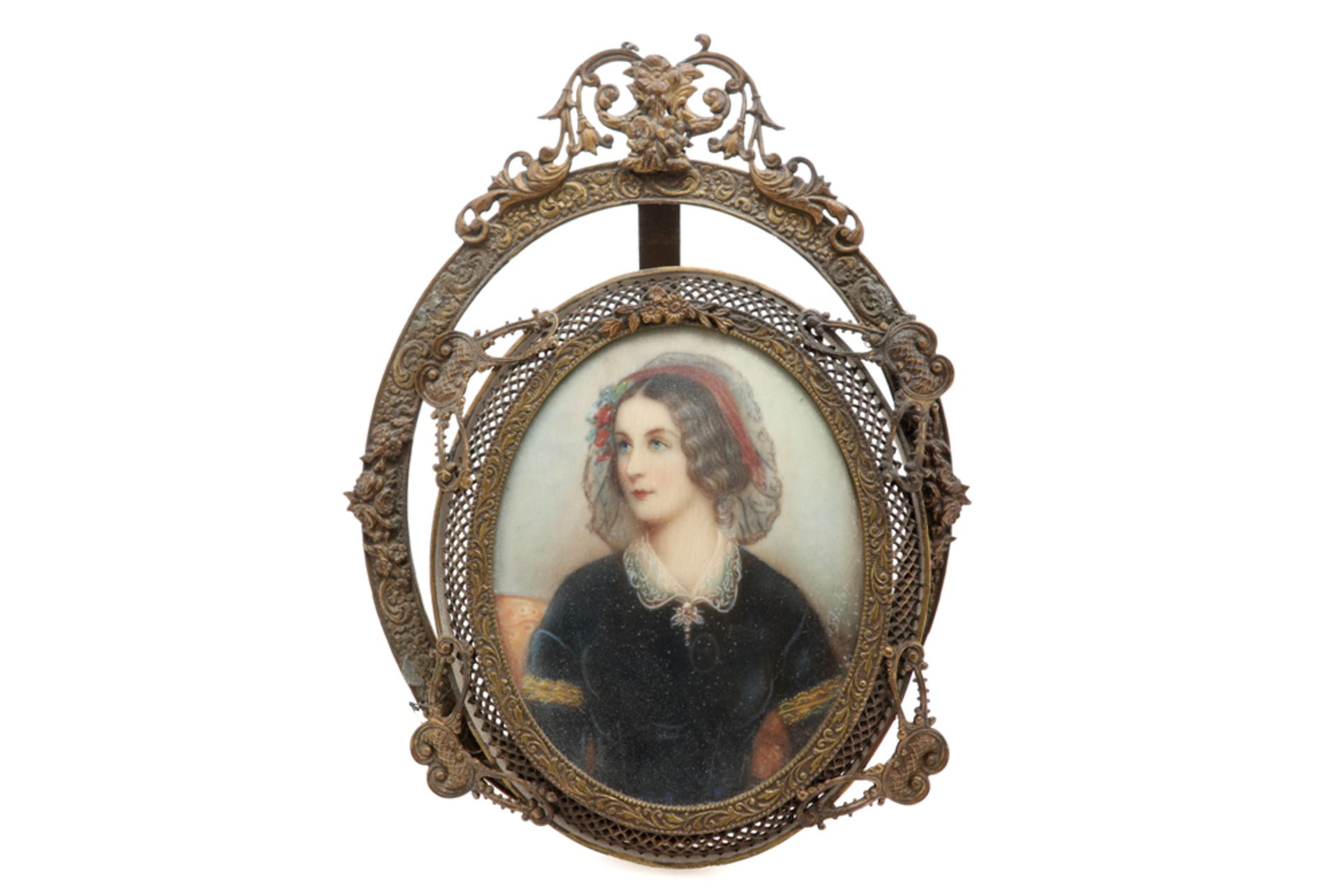 four nicely framed antique oval miniatures, each with a signed lady's portrait || Lot (4) antieke - Image 2 of 8