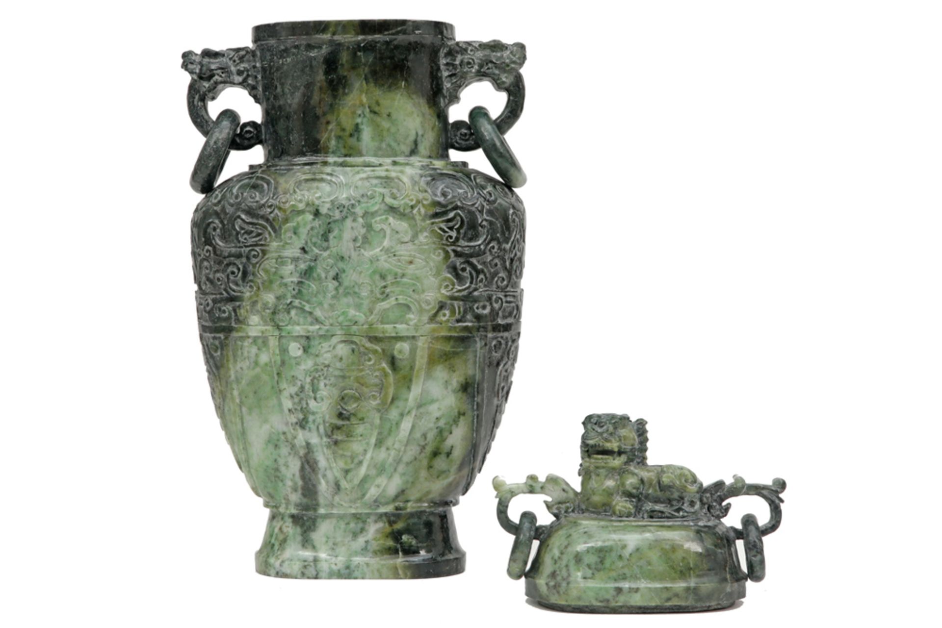 Chinese lidded vintage vase in Honan jade || Chinese gedekselde vintage vaas in Honan-jade - - Image 4 of 6
