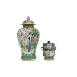 two Chinese vases (one lidded) in porcelain with a polychrome decor || Lot (2) van een Chinese