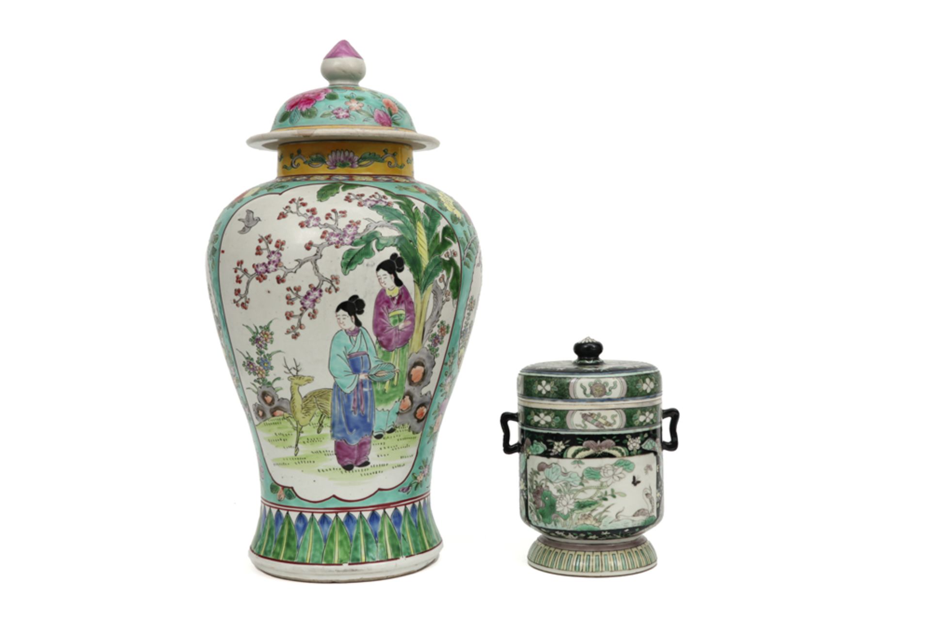 two Chinese vases (one lidded) in porcelain with a polychrome decor || Lot (2) van een Chinese